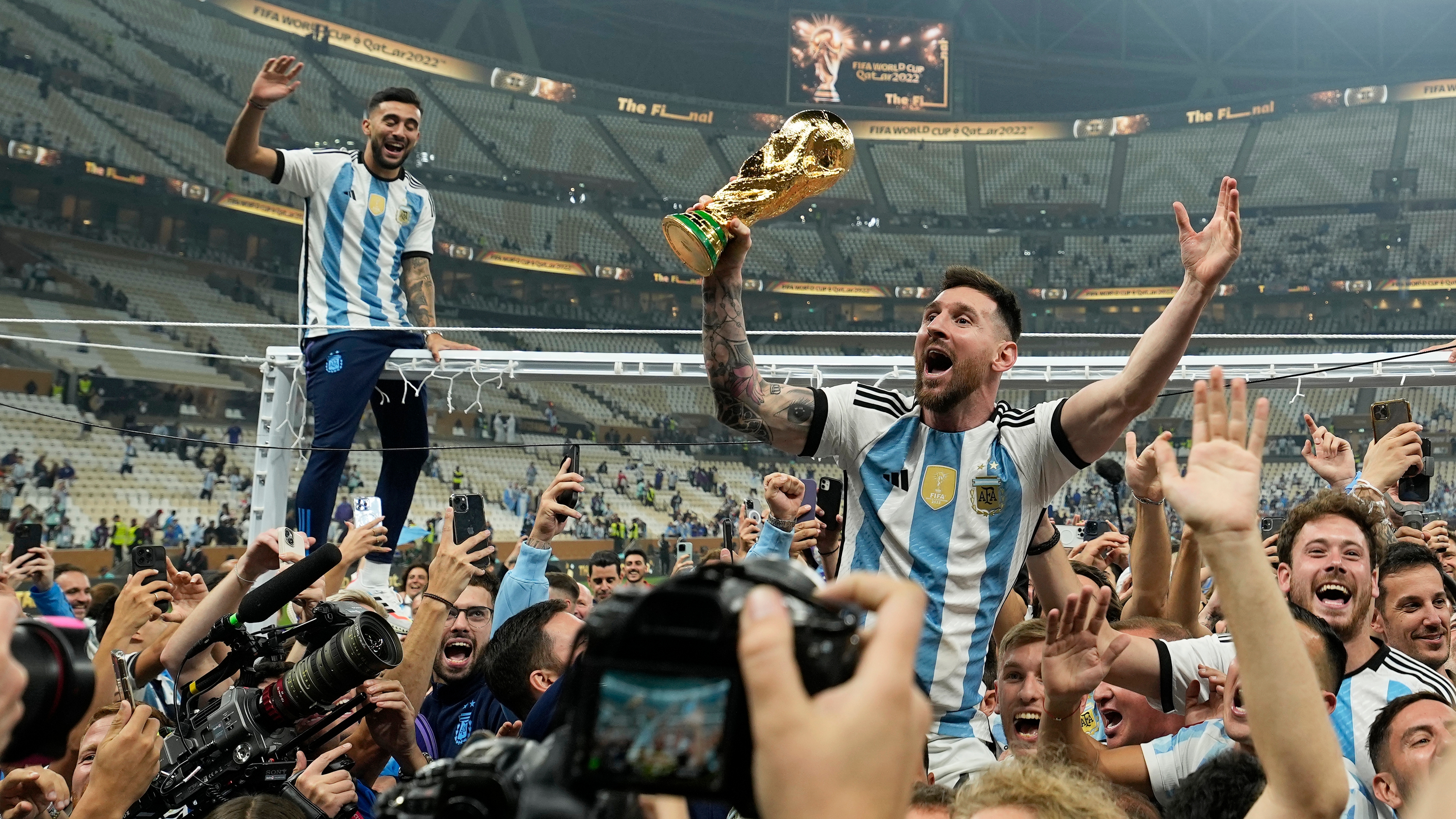 World Cup trophy Leo Messi paraded in Qatar revealed to be a fake. Sports. EL PAÍS English