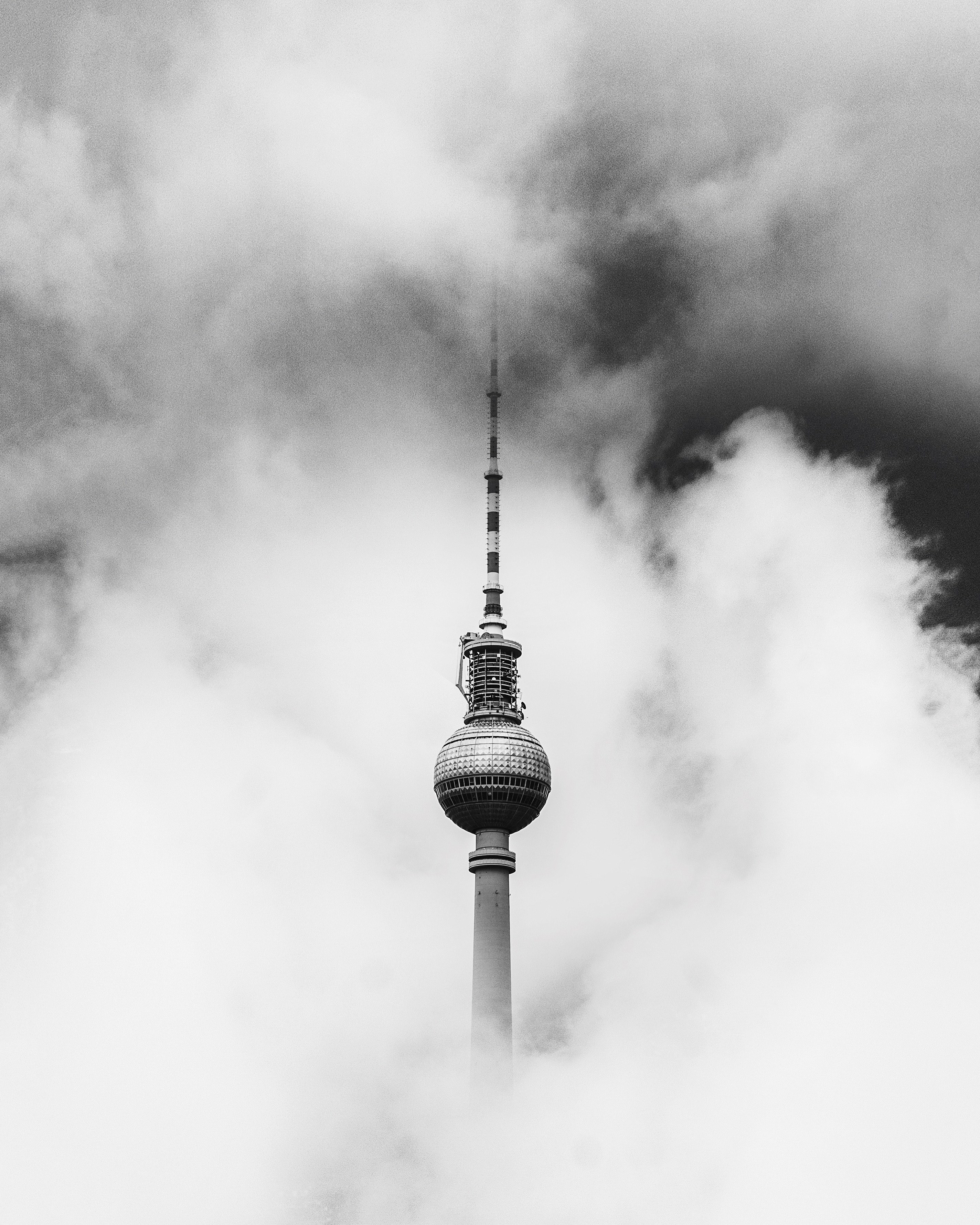 Wallpaper / foggy berlin 4k wallpaper free download