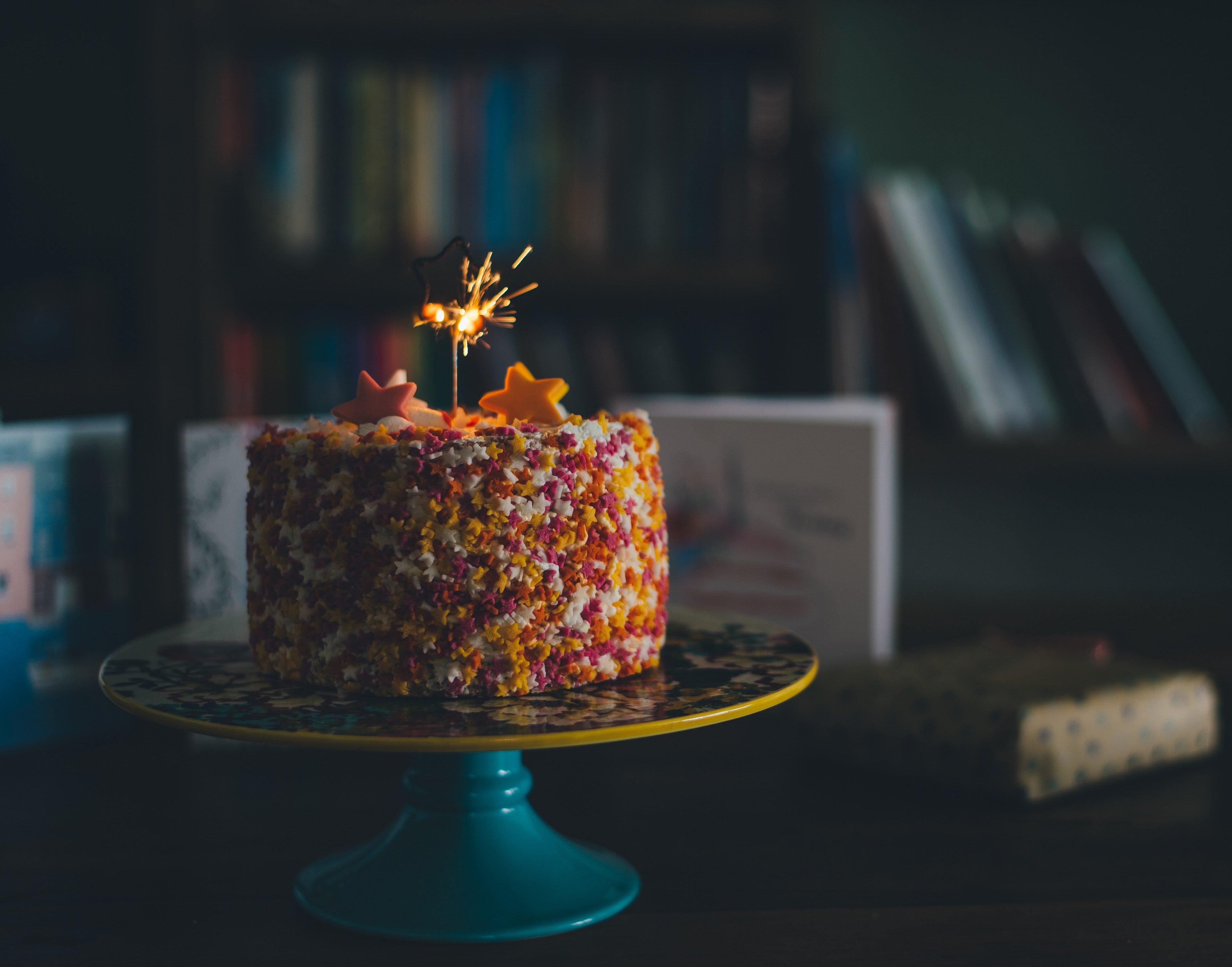 Wallpaper / happy birthday candle and sprakler HD 4k wallpaper free download