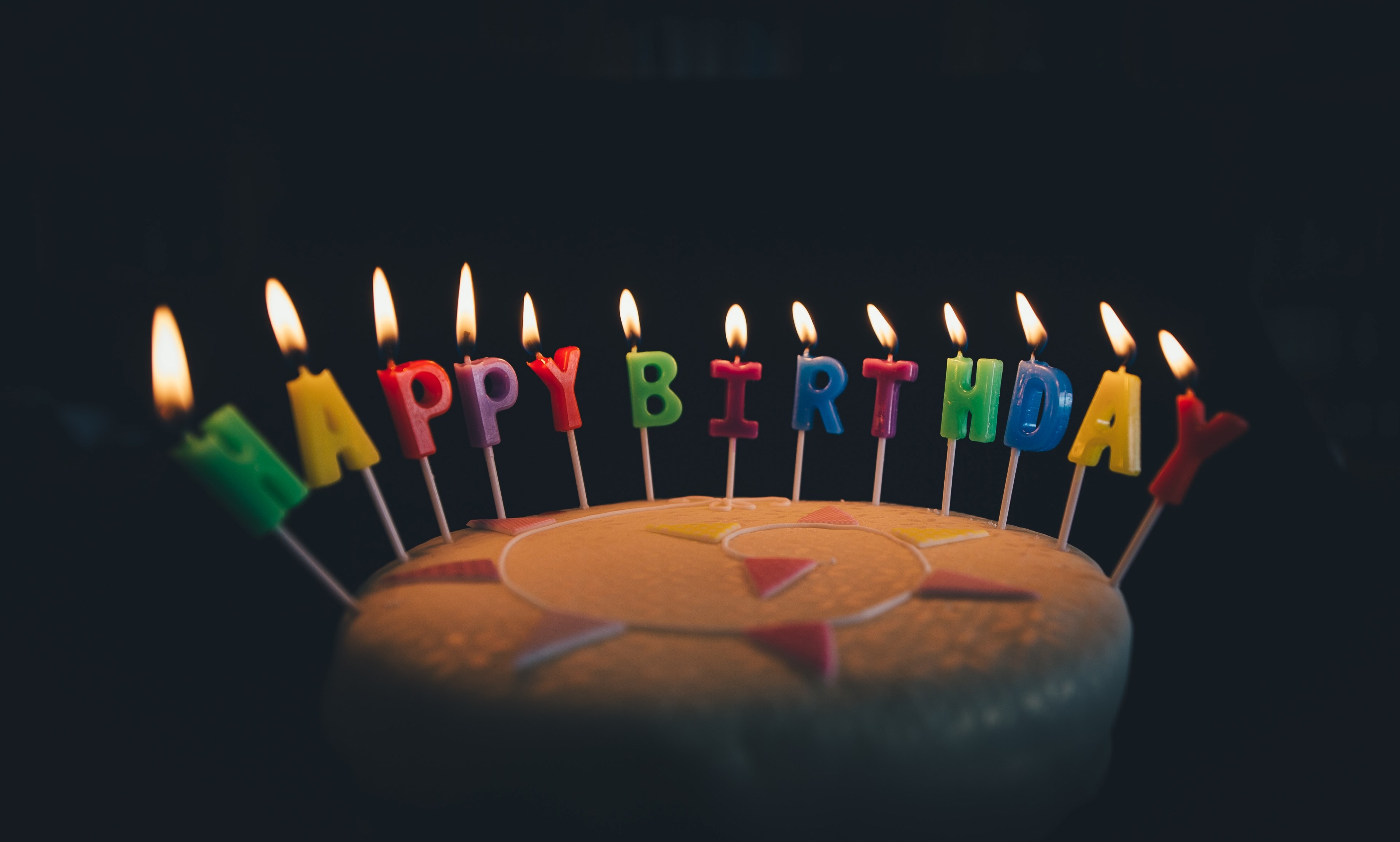 Wallpaper / a birthday cake with candles that spell out happy birthday, birthday cake with candles 4k wallpaper free download
