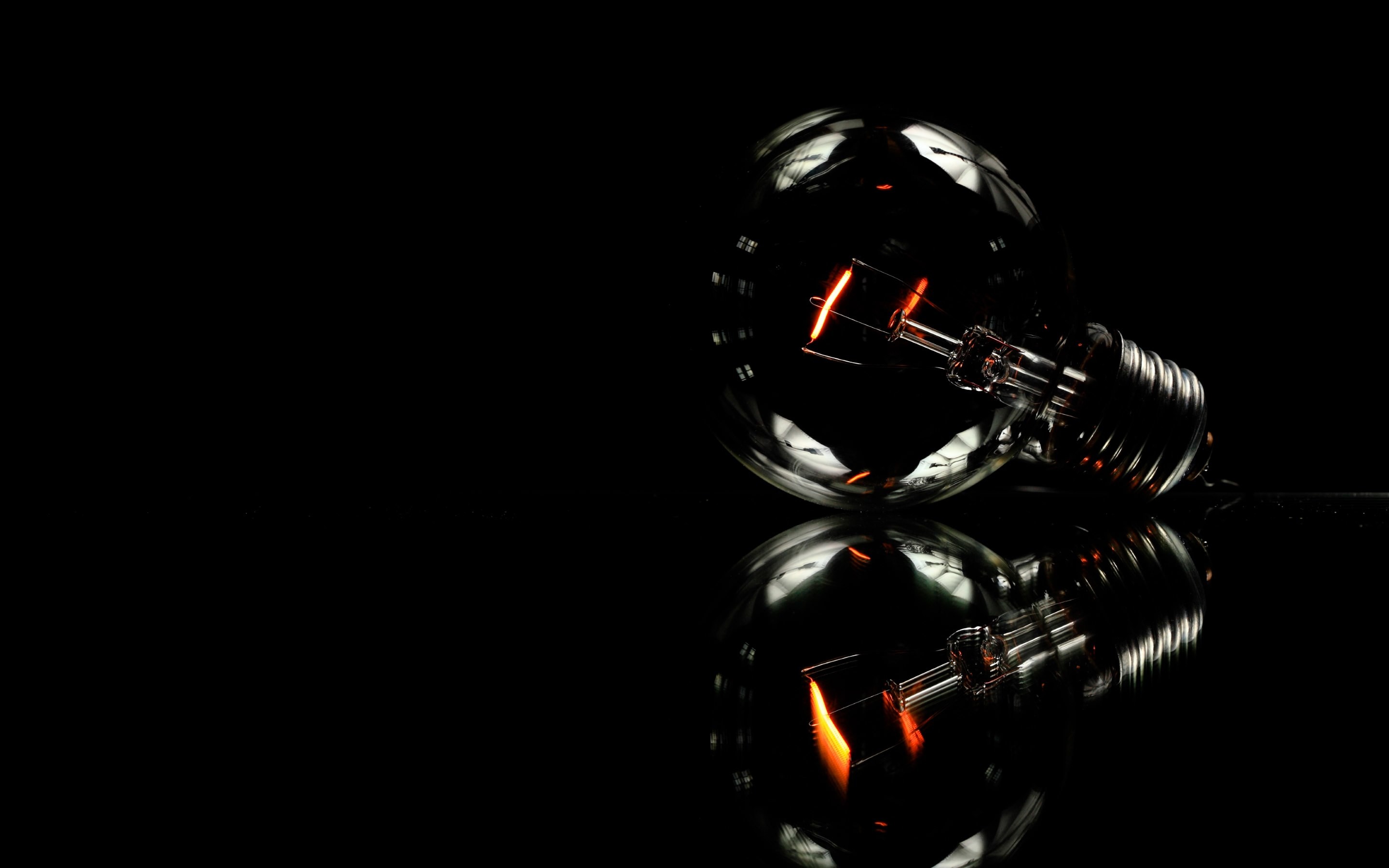 4K HD Wallpaper: Minimalist Light Bulb
