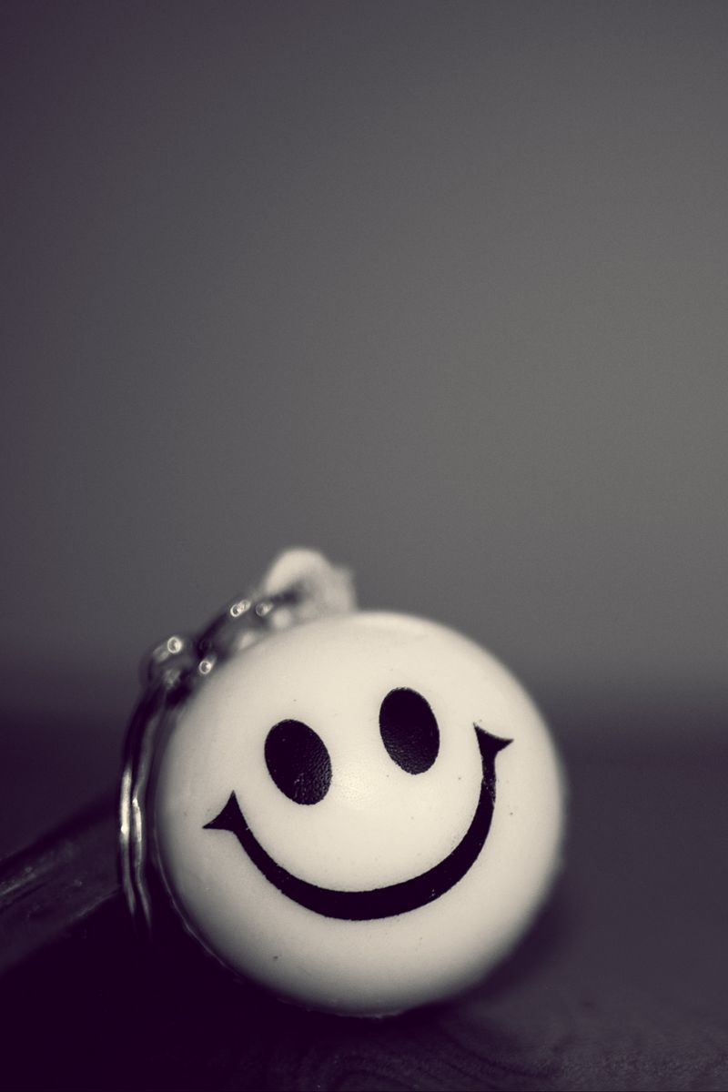 Download Wallpaper 800x1200 Smiley, Smile, Bw, Keychain Iphone 4s 4 For Parallax HD Background