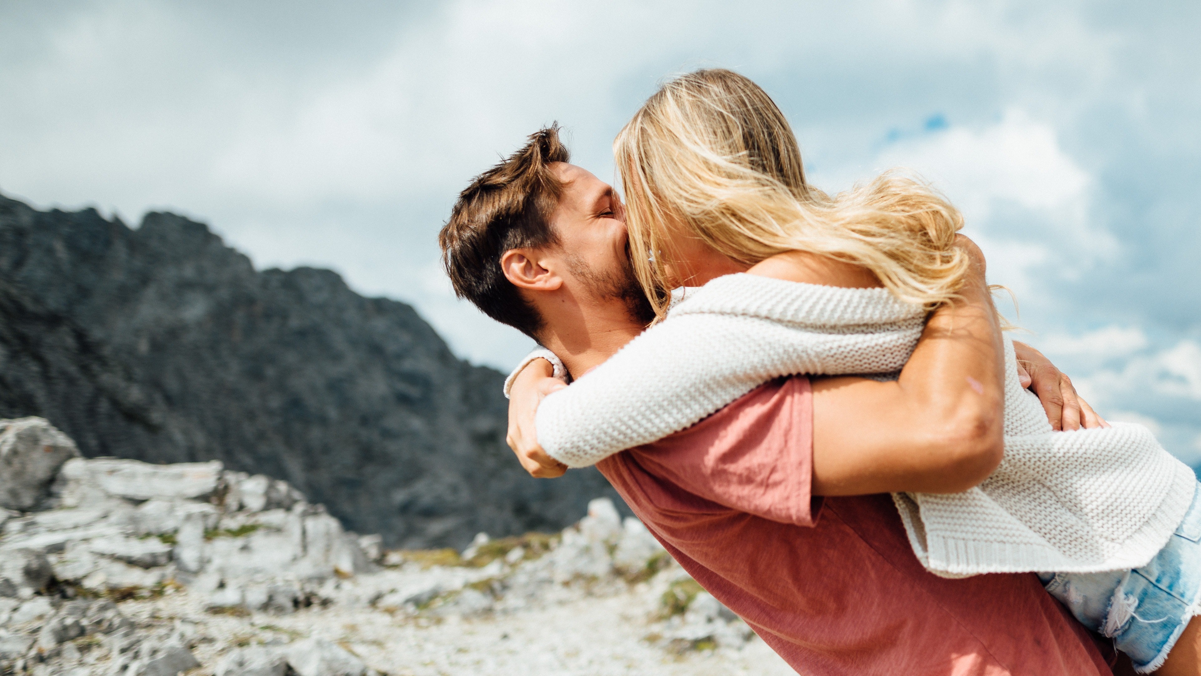 Energetic Couple Hug 4k Wallpaper Day Dress Code 2018 Wallpaper & Background Download