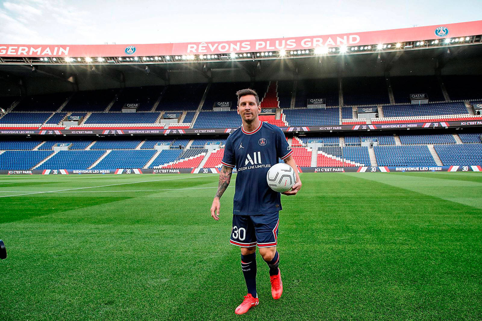 Download Messi 2021 PSG Kit Wallpaper