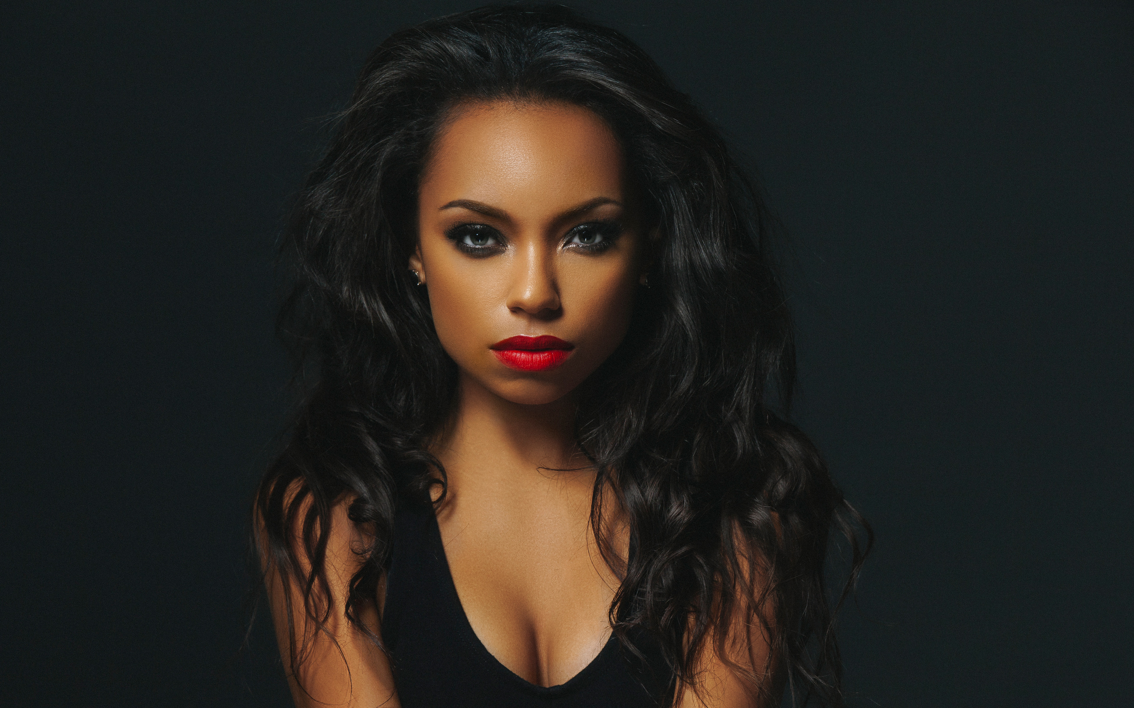 Download wallpaper Logan Browning