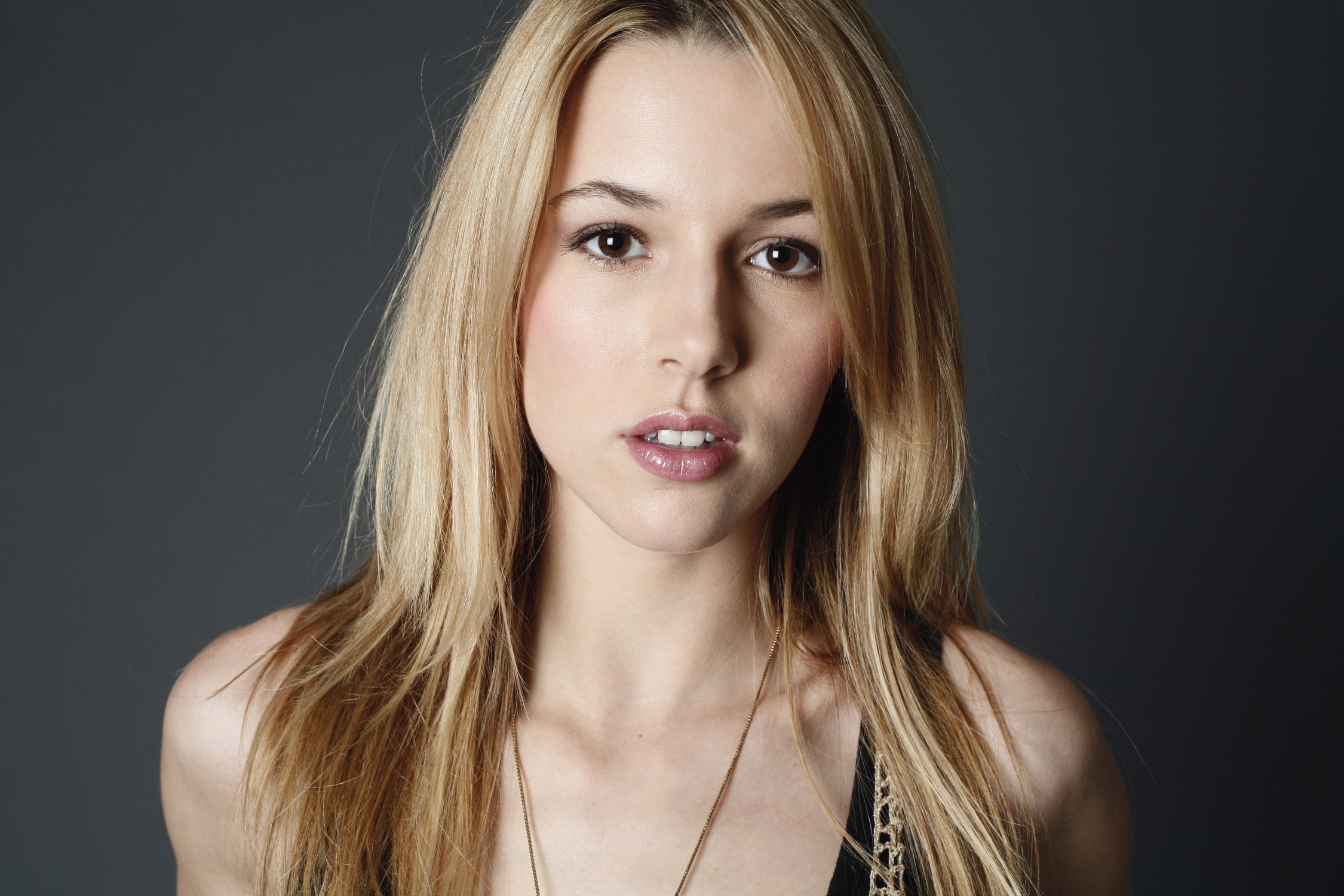 Alona Tal HD Wallpaper