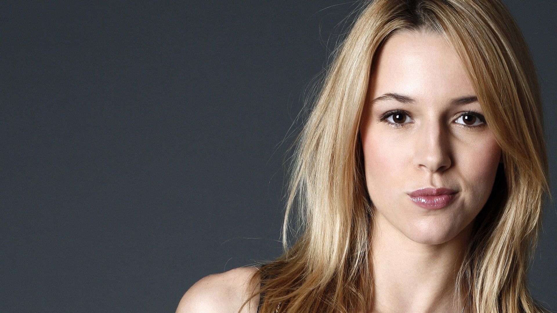 Download Alona Tal wallpaper