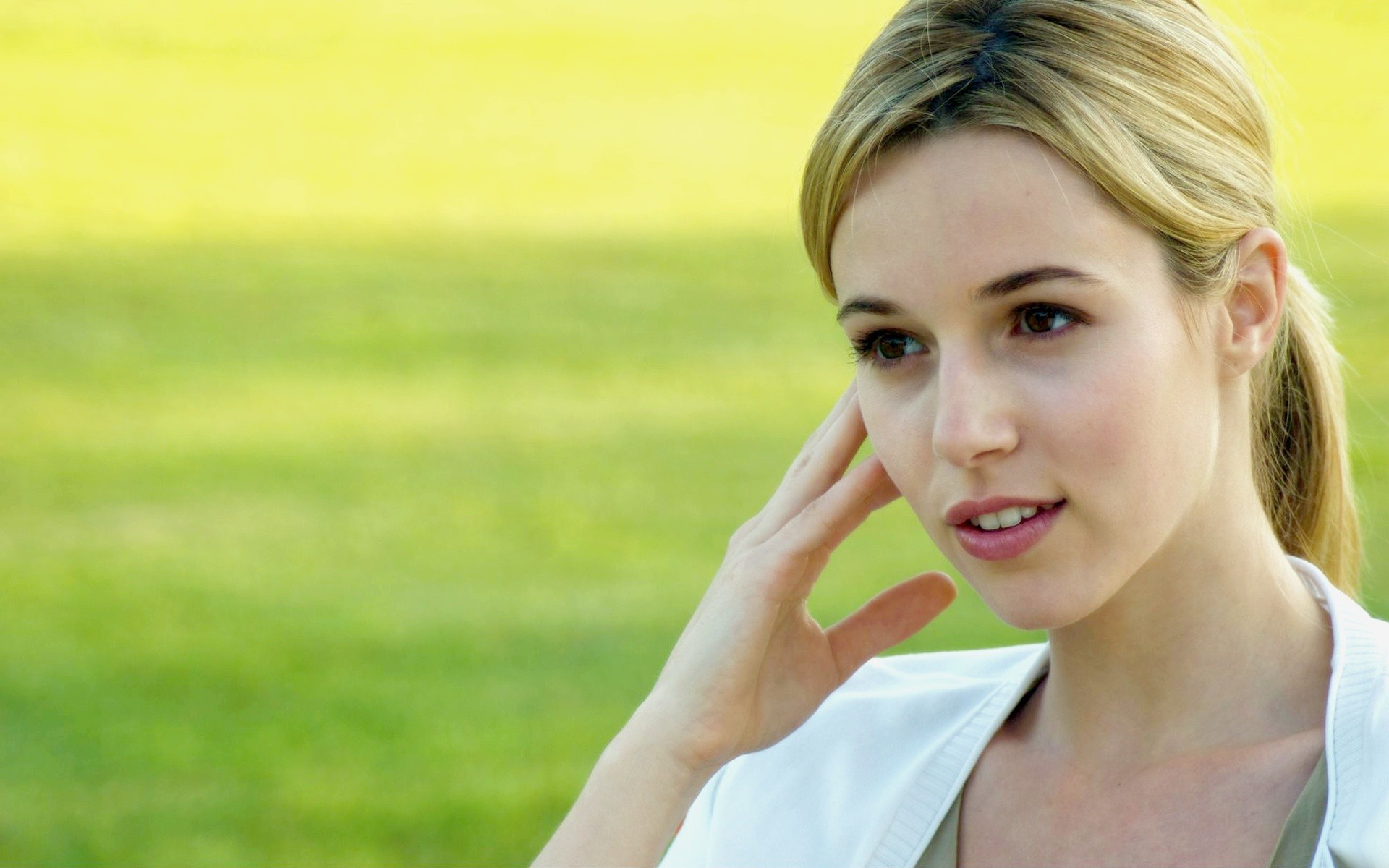Alona Tal HD Wallpaper and Background