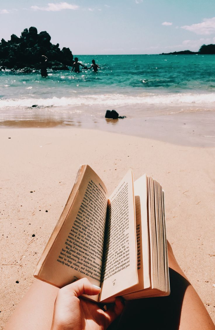 summer beach book reading. Fotos