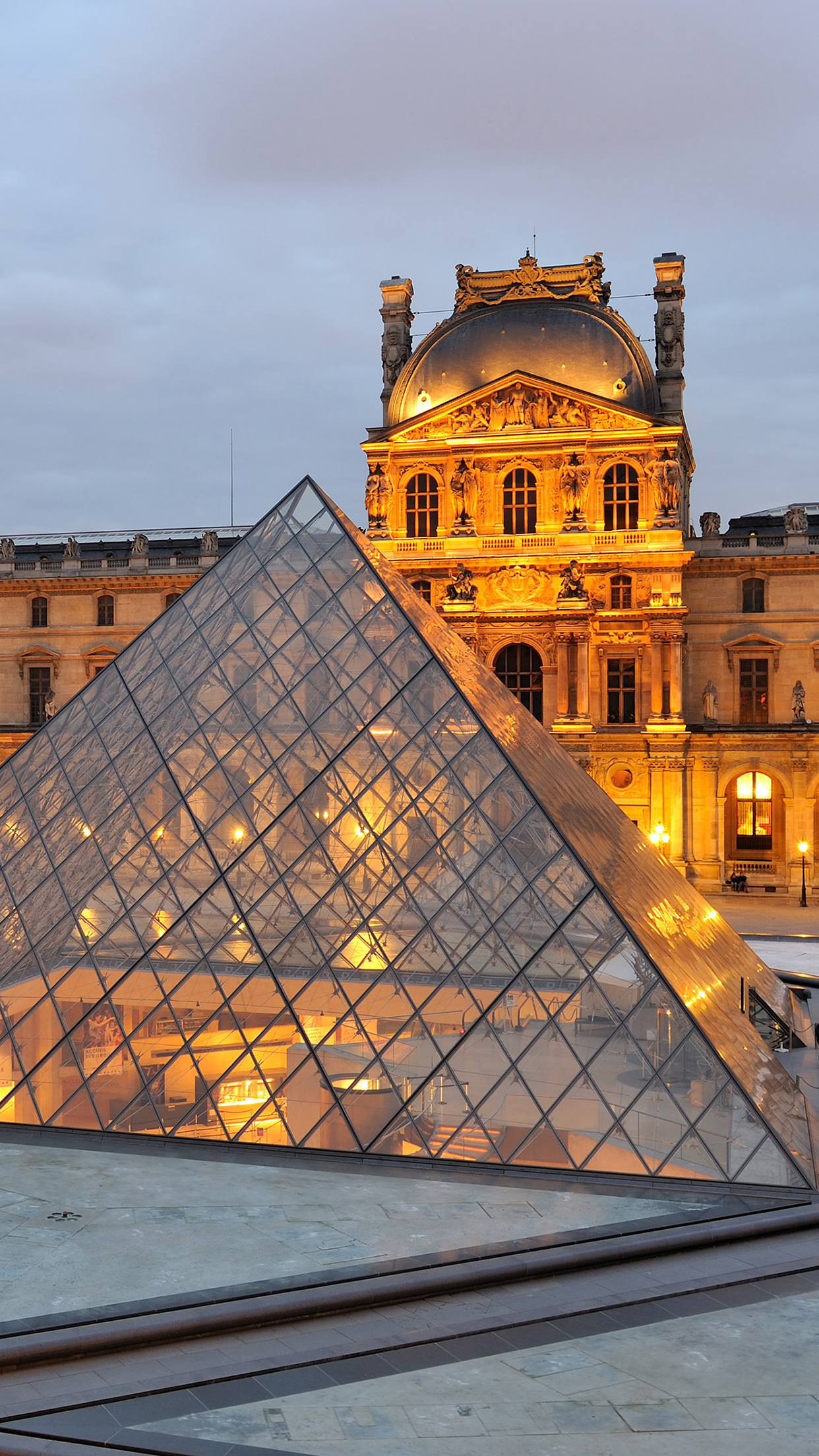 Louvre museum Wallpaper for iPhone