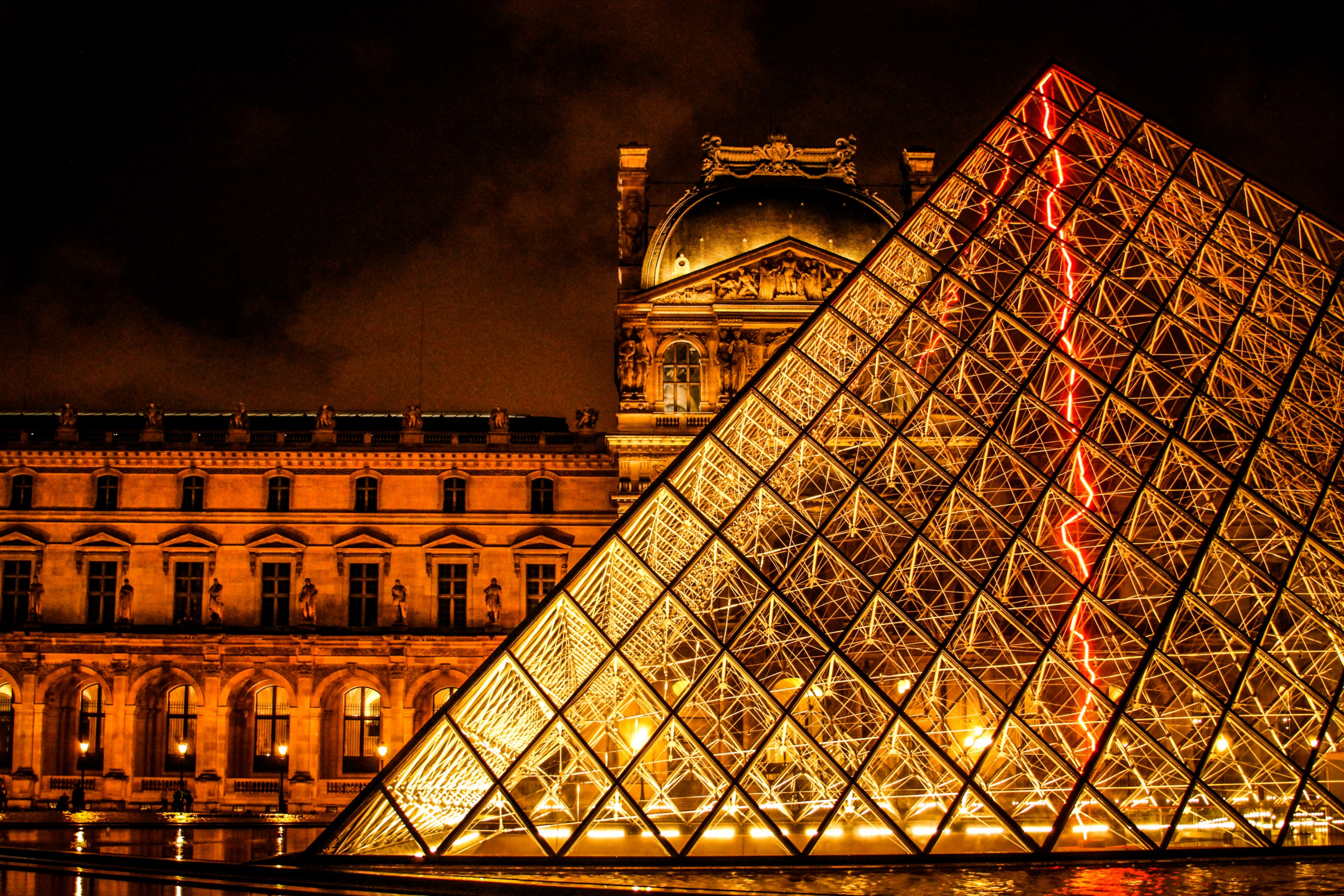 bright louvre pyramid 4k wallpaper