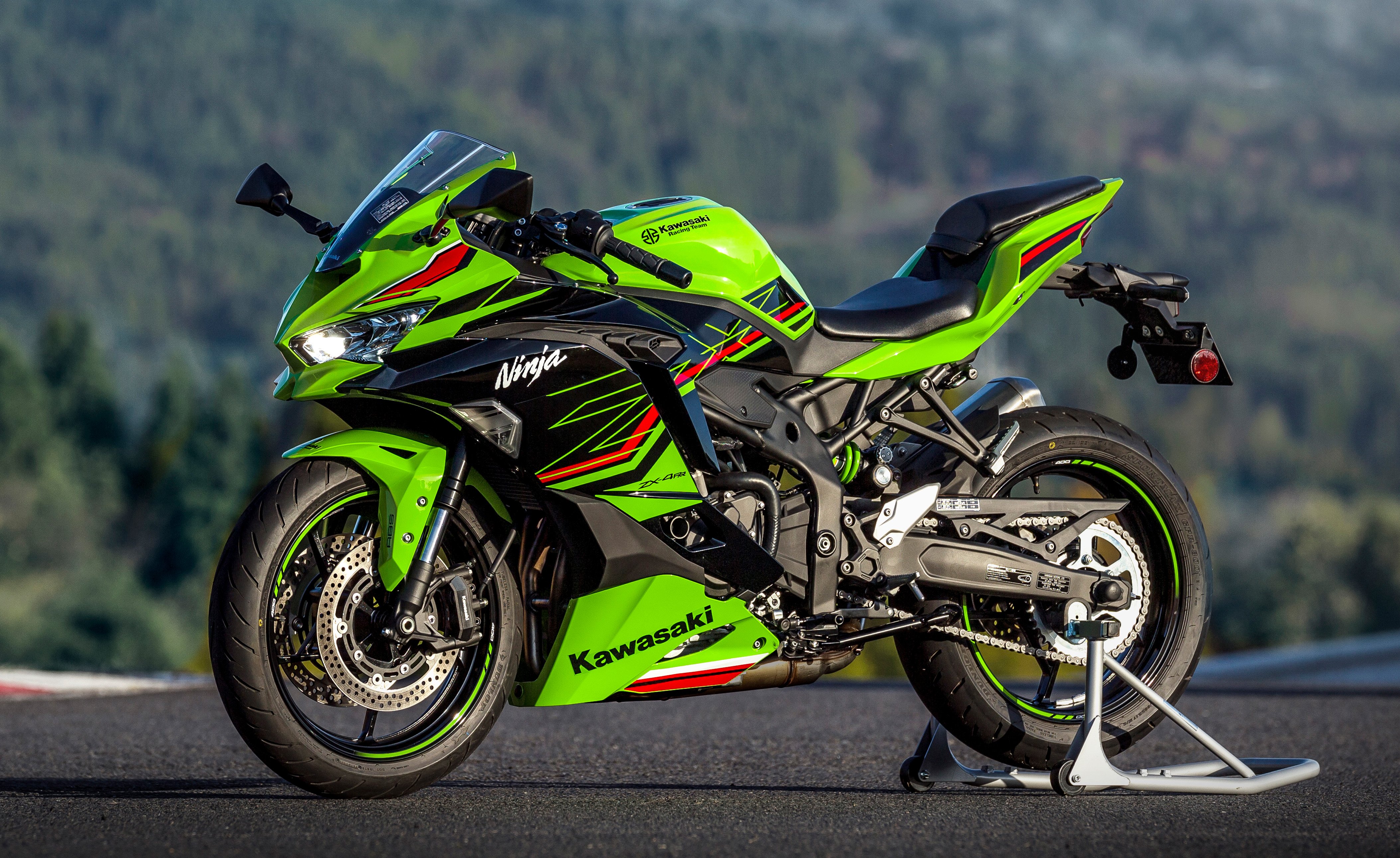 Kawasaki Ninja ZX 4RR Wallpaper 4K