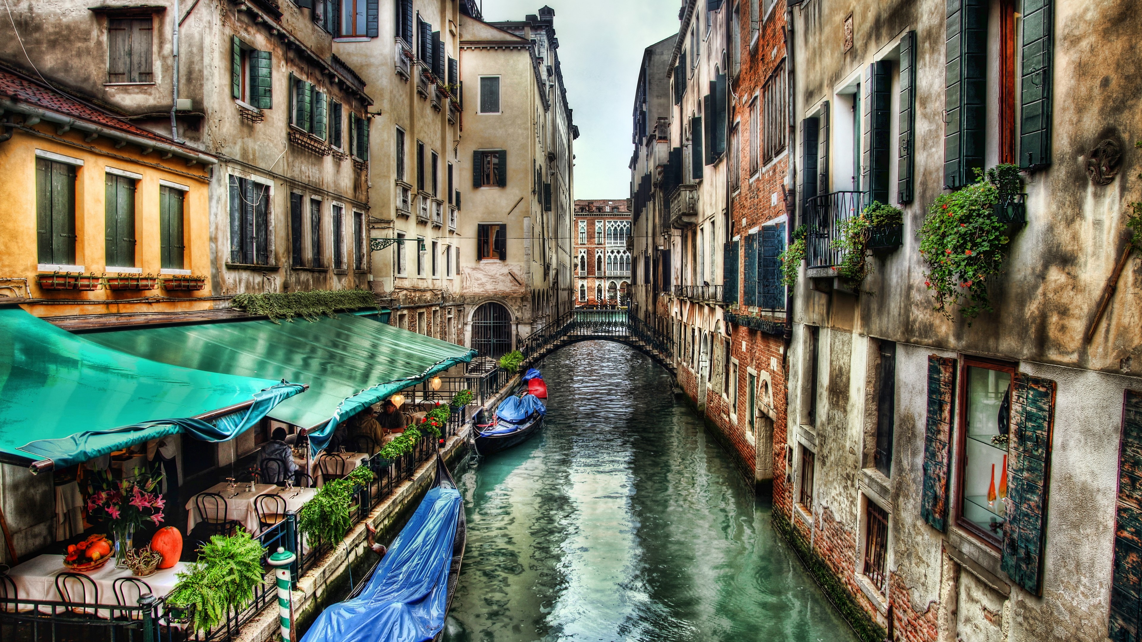 Venice Canal With Historic Buildings And Restaurant 4K, HD Wallpaper