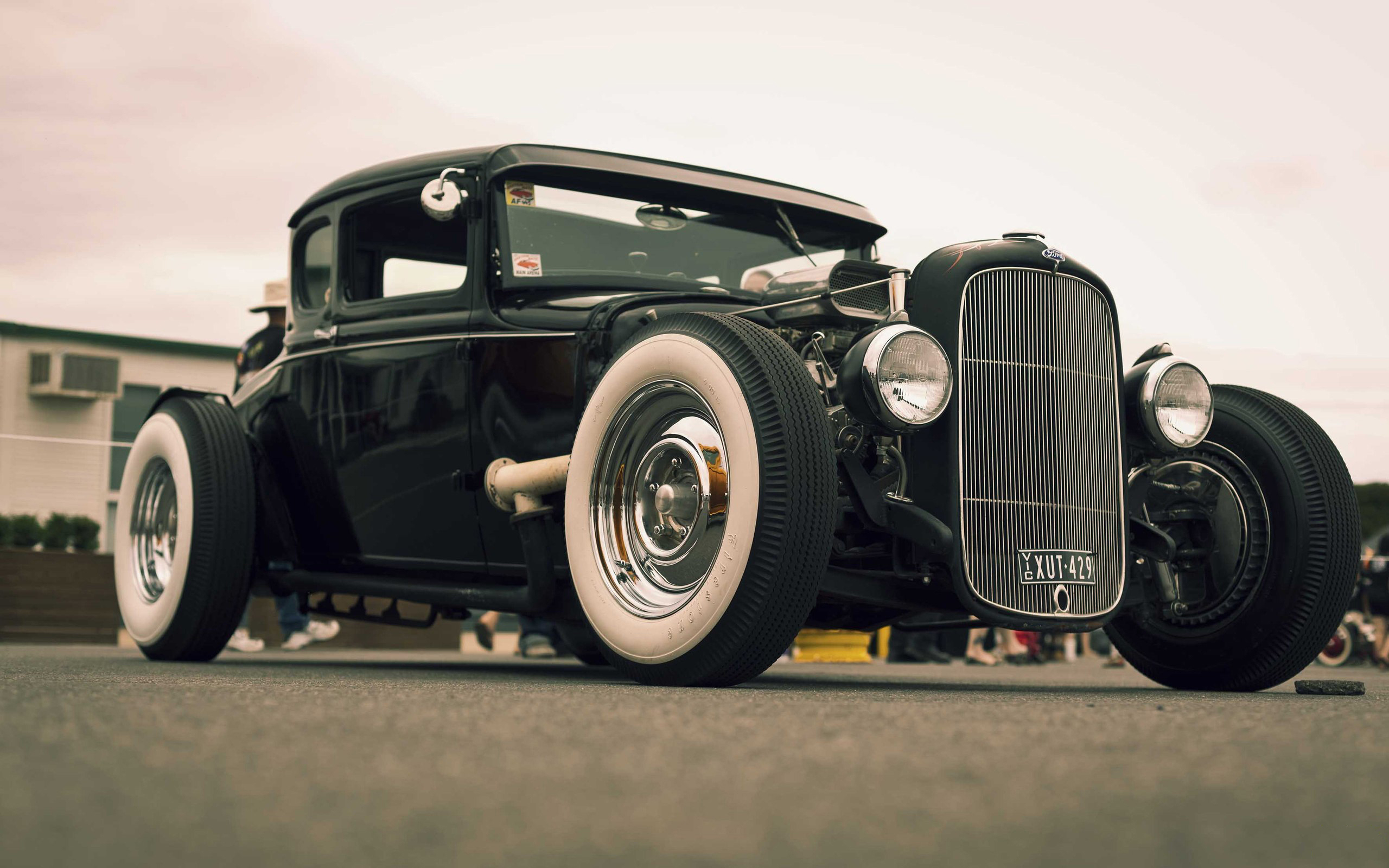 Vintage Muscle: HD Wallpaper of Classic Car Excellence