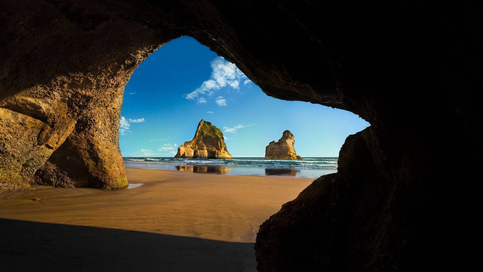 Download Windows 10 HD Beach Cave