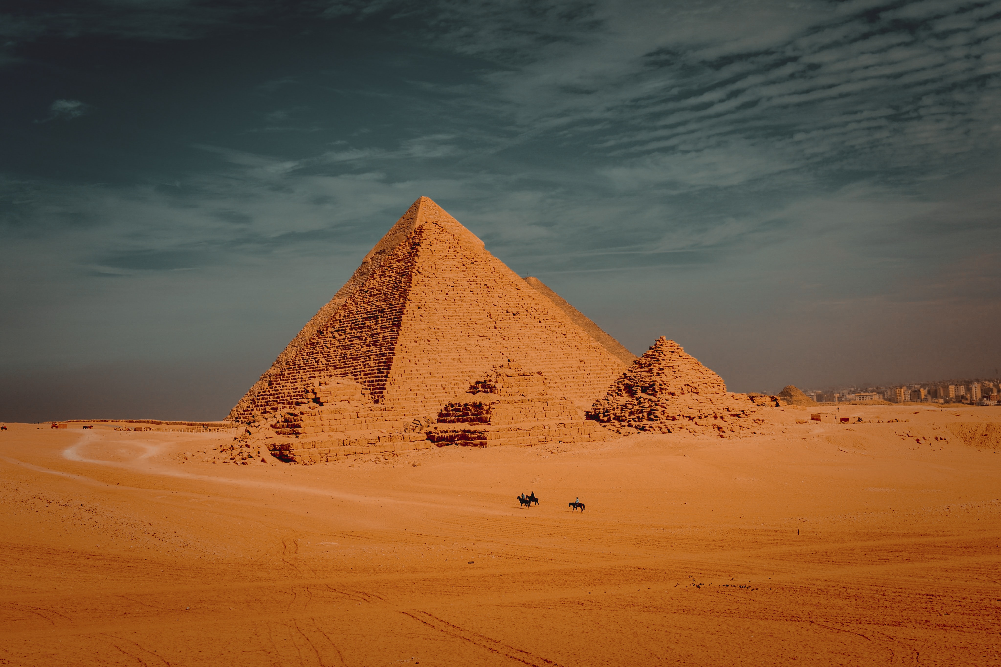 Pyramids of Giza 4K wallpaper
