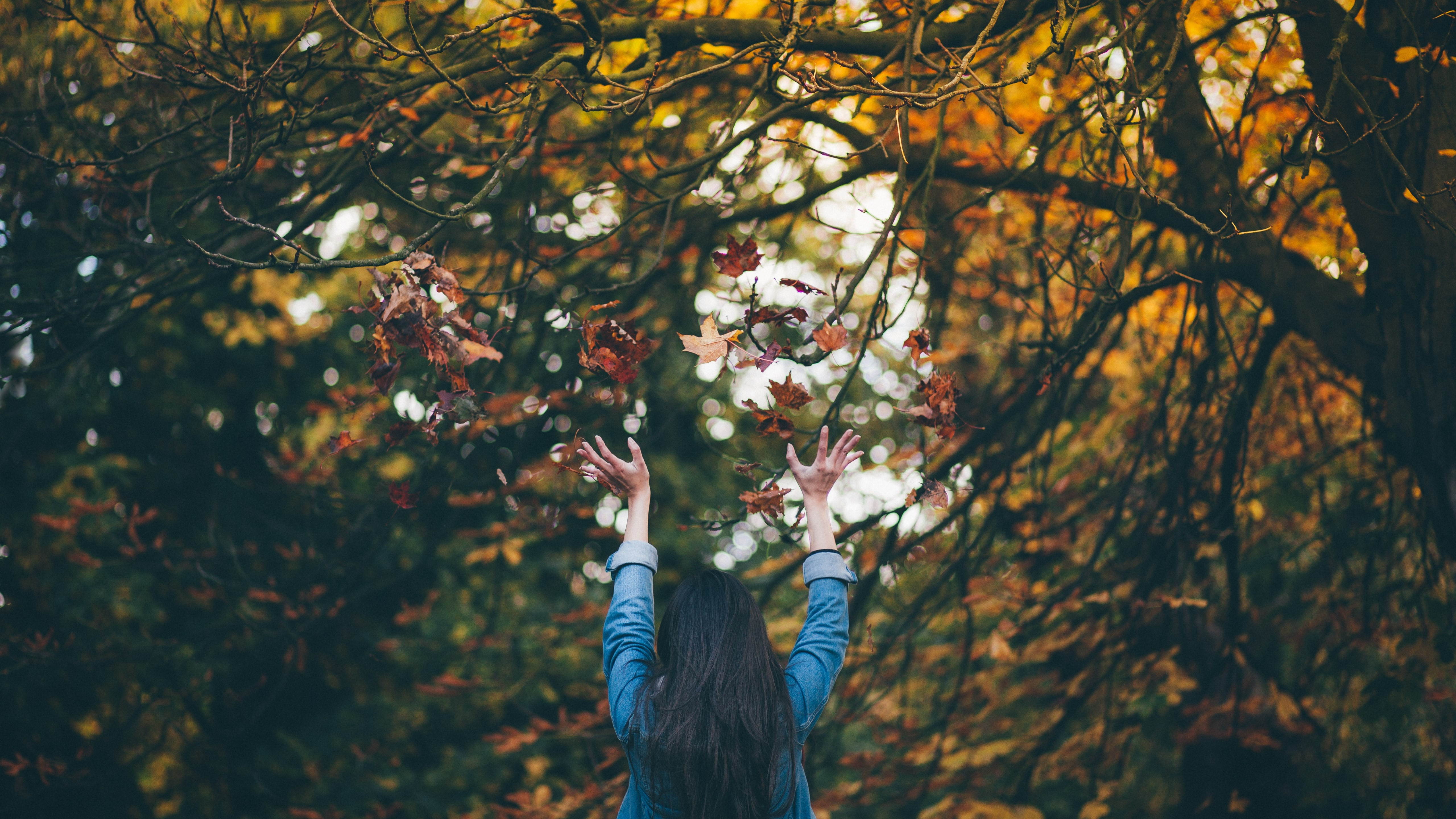 Download wallpaper: Girl enjoying Autumn 5120x2880