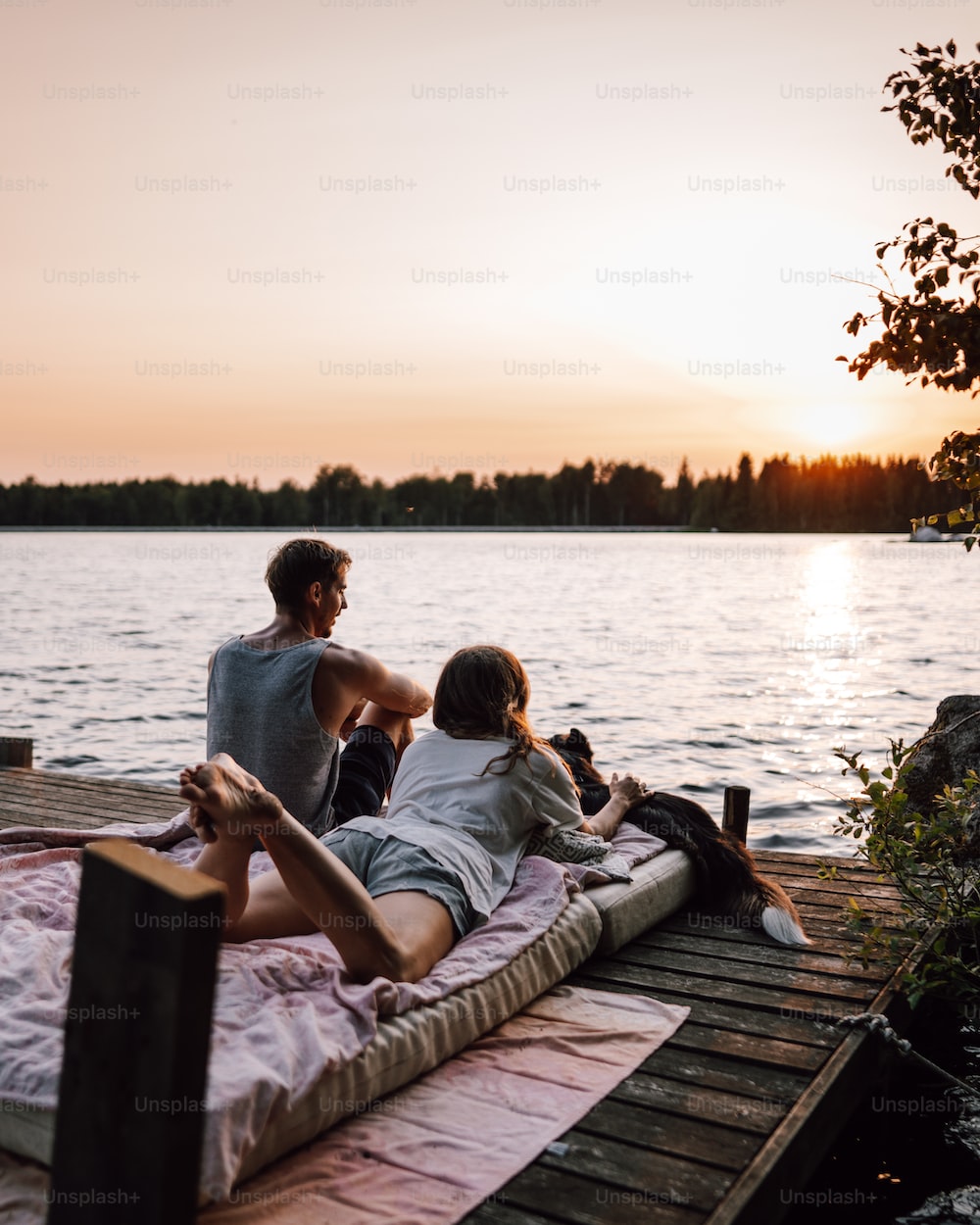 Sunset Couple Picture [Stunning!]. Download Free Image