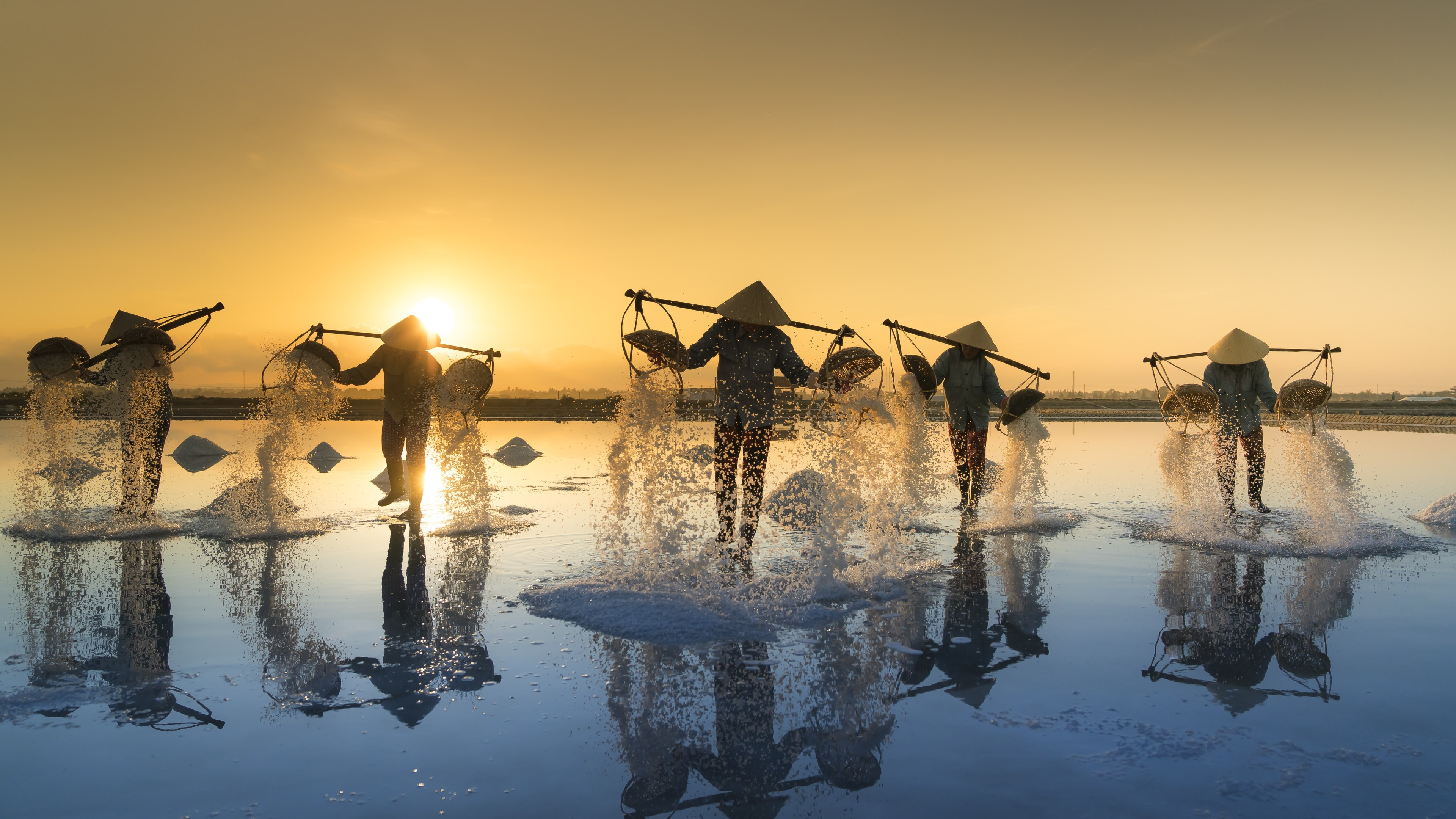 Download wallpaper: People harvesting salt in Vietnam 3840x2160