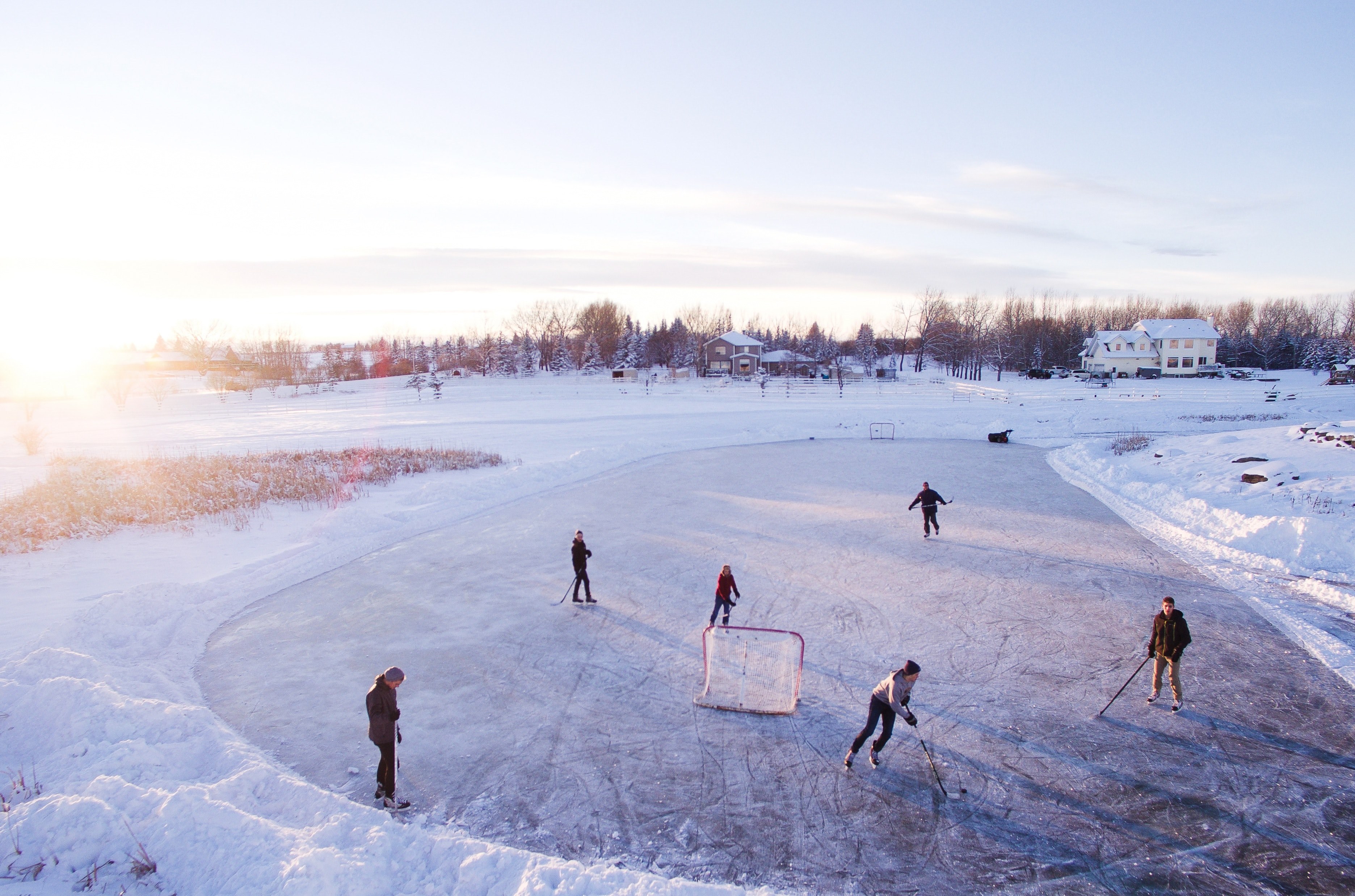 Wallpaper / group of people playing ice hockey with one net on a frozen surface in a suburb, the game 4k wallpaper free download