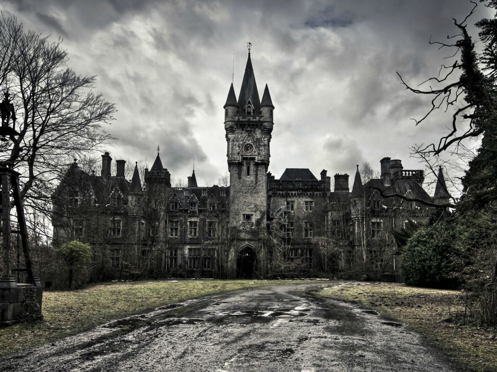 Creepy Mansion wallpaper in 1024x768 resolution