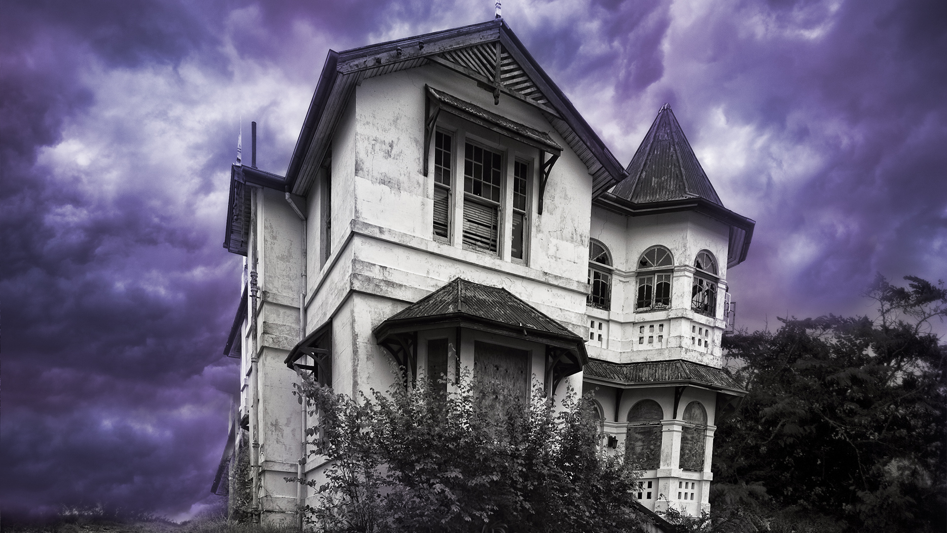 A derelict old mansion on top of a hill, Brisbane, Queensland, Australia. Windows Spotlight Image