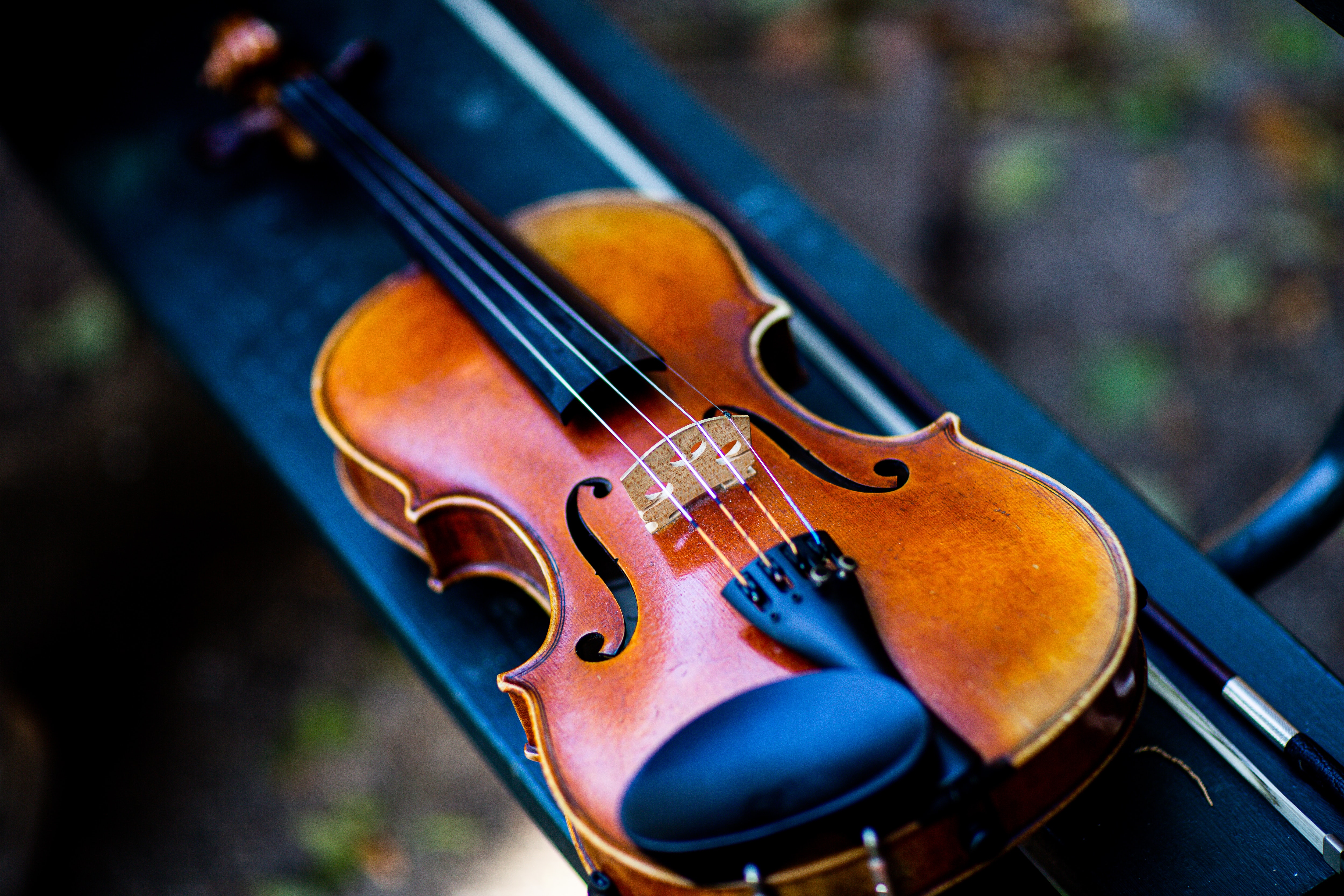 Close Up Photo Of Violin · Free