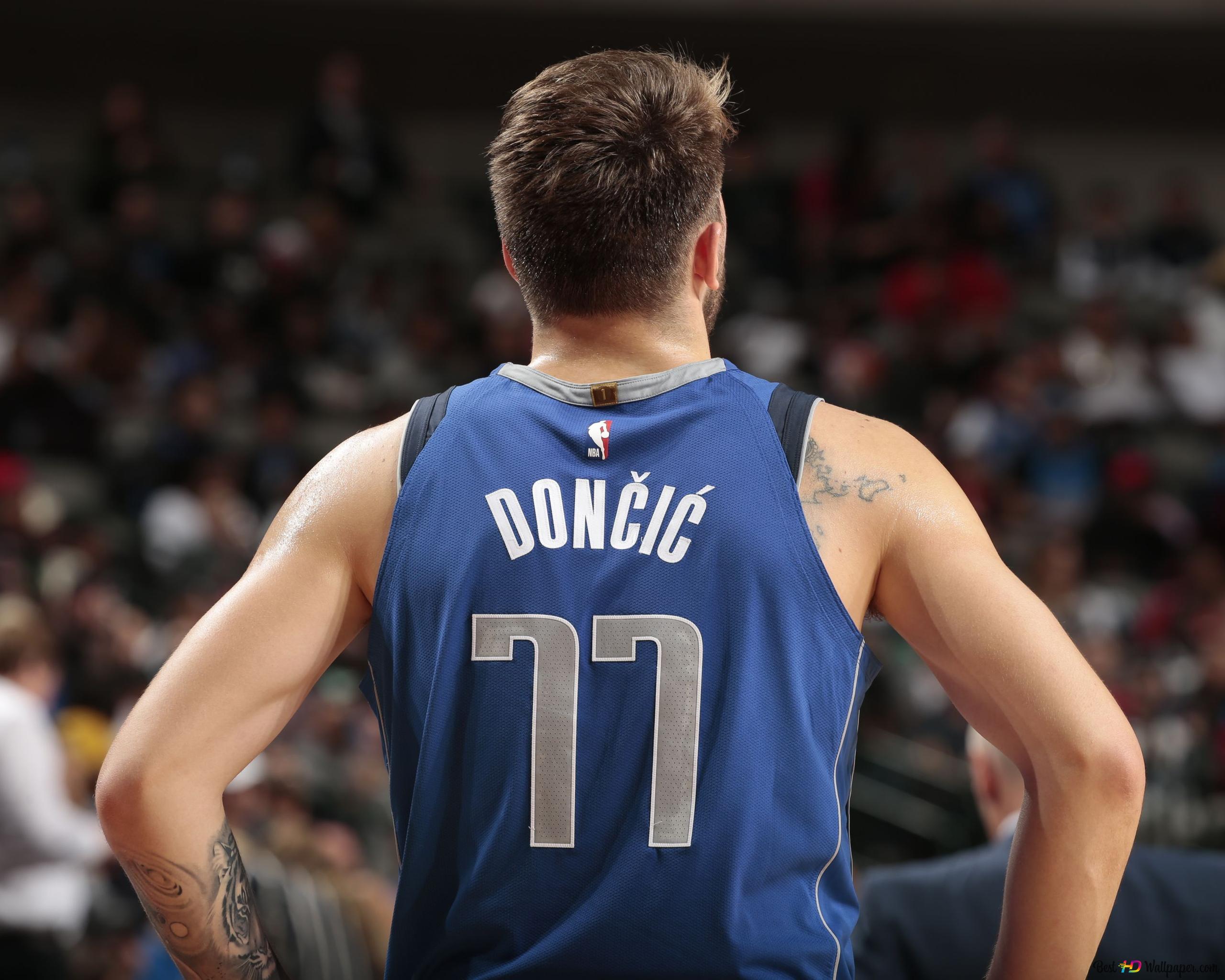 Luka dončić with his back turned and the audience in the background 2K wallpaper download