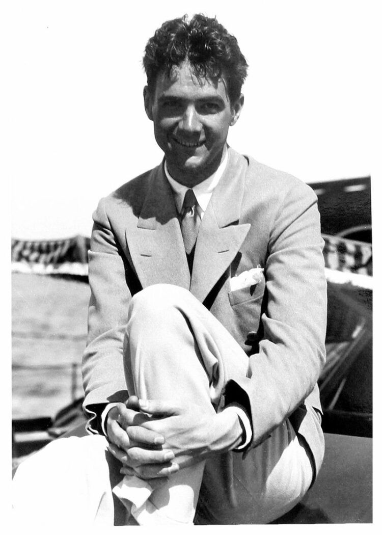 The real Howard Hughes, before he went off the rails and was still Hollywood's secret heartbreaker Americana. Howard hughes, Historical people, Hughes