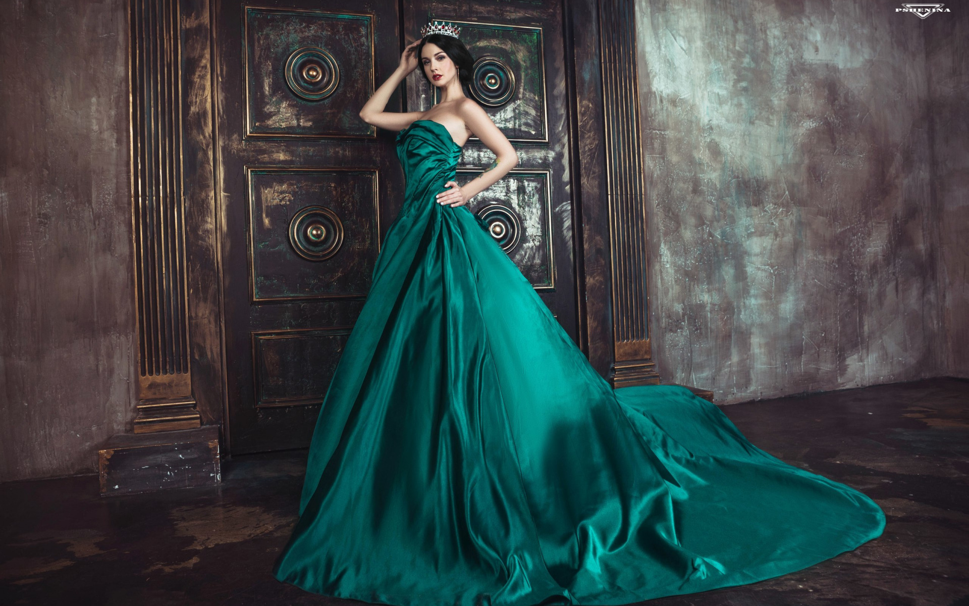 Alla Berger HD, Model, Green Dress, Crown Gallery HD Wallpaper