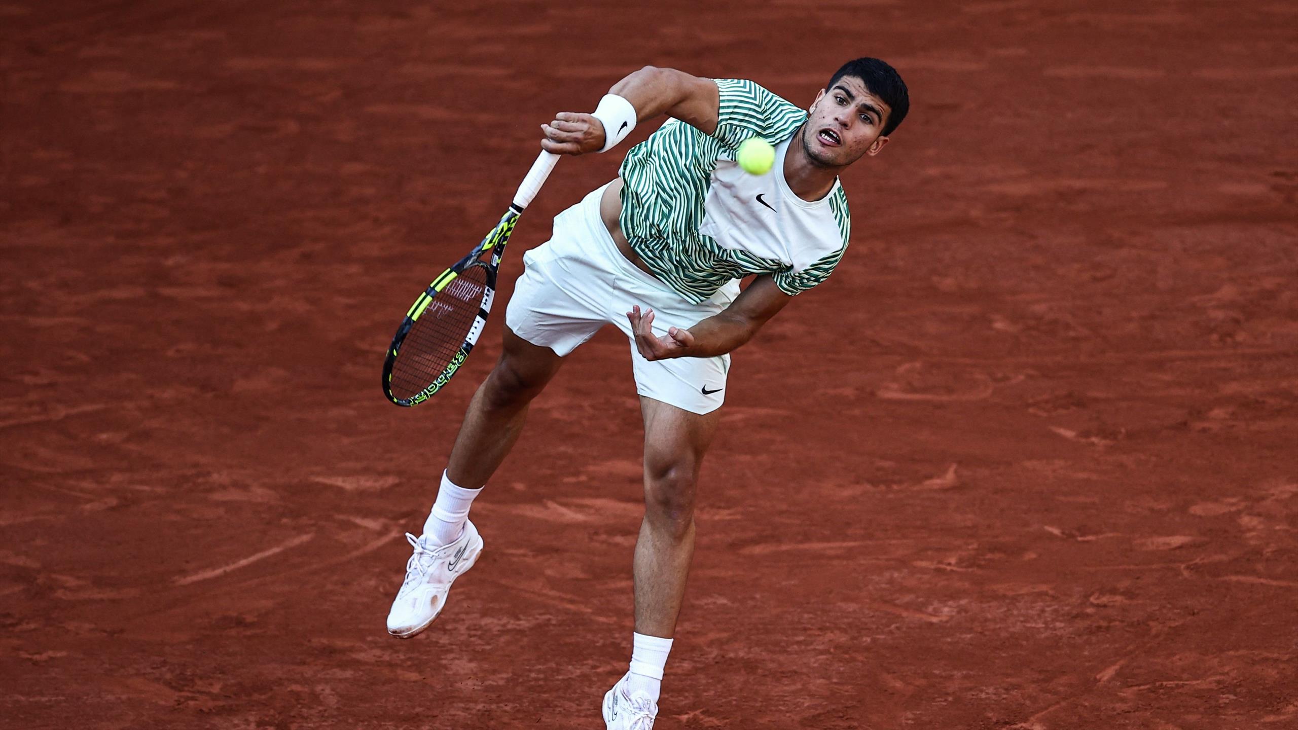 French Open 2023: Carlos Alcaraz wows crowd with 'out of this world' shot from 'outrageous angle'
