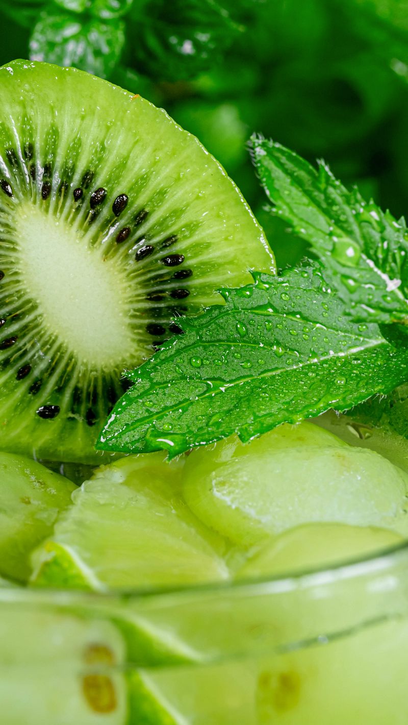 Download Wallpaper 800x1420 Kiwi, Mint, Fruit, Drink, Glass, Drops Iphone Se 5s 5c 5 For Parallax HD Background