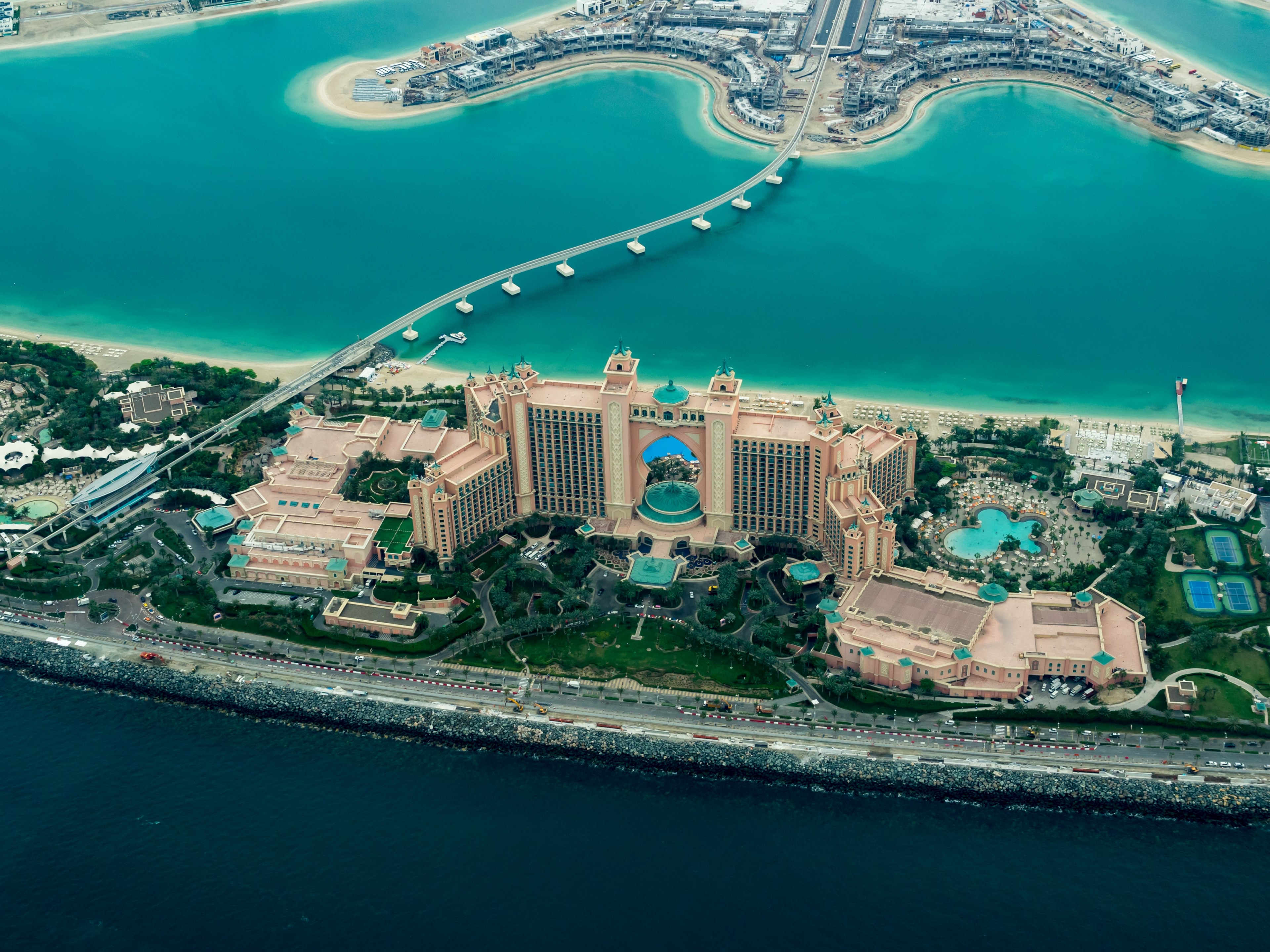 Wallpaper / aerial view of a luxury hotel resort on an artificial island in dubai, dubai hotel atlantis 4k wallpaper free download