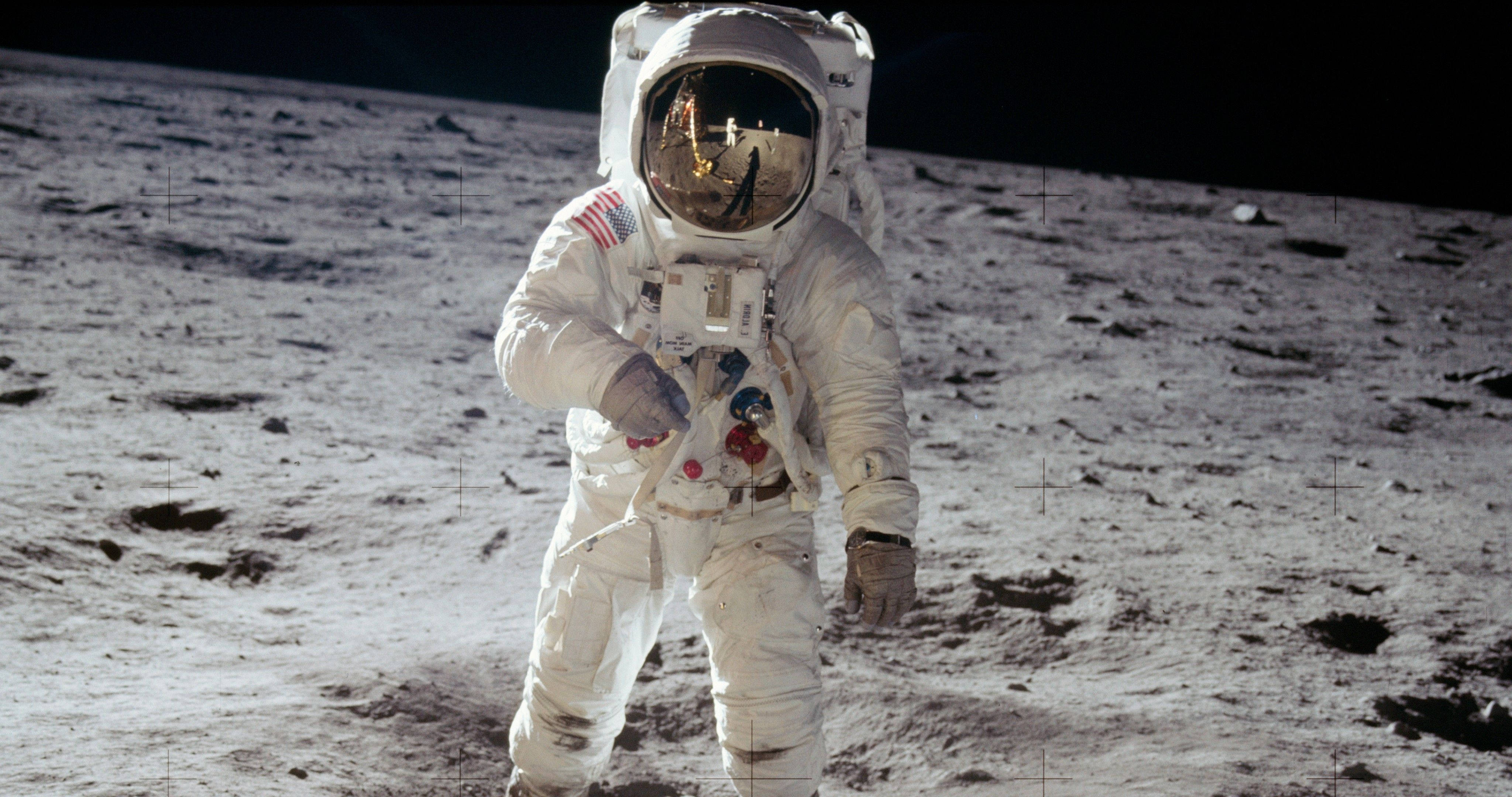 Astronaut On The Moon Wallpapers - Wallpaper Cave