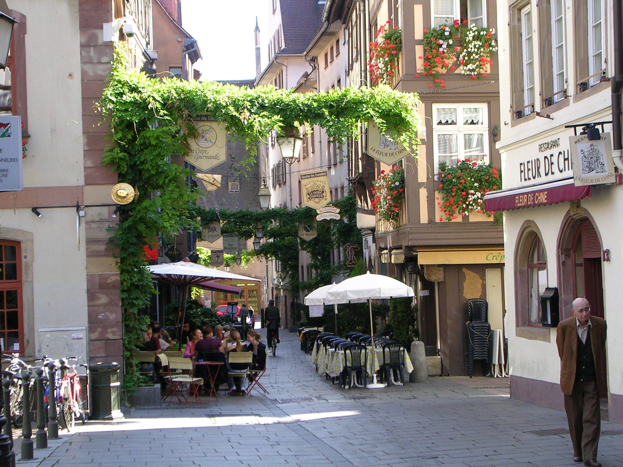 Street cafe in Strasbourg, France Desktop wallpaper 1600x900