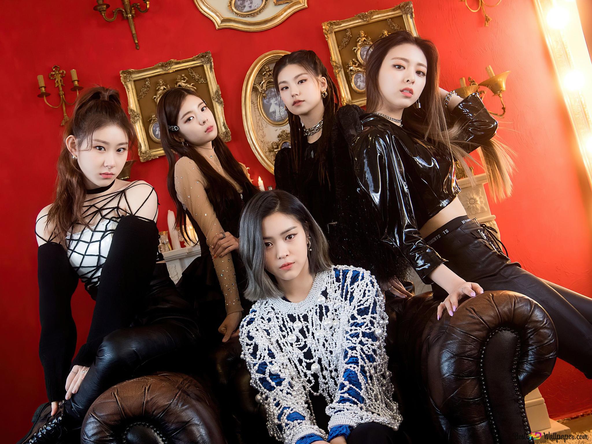 South Korean girl music group members posing (Itzy) 4K wallpaper download