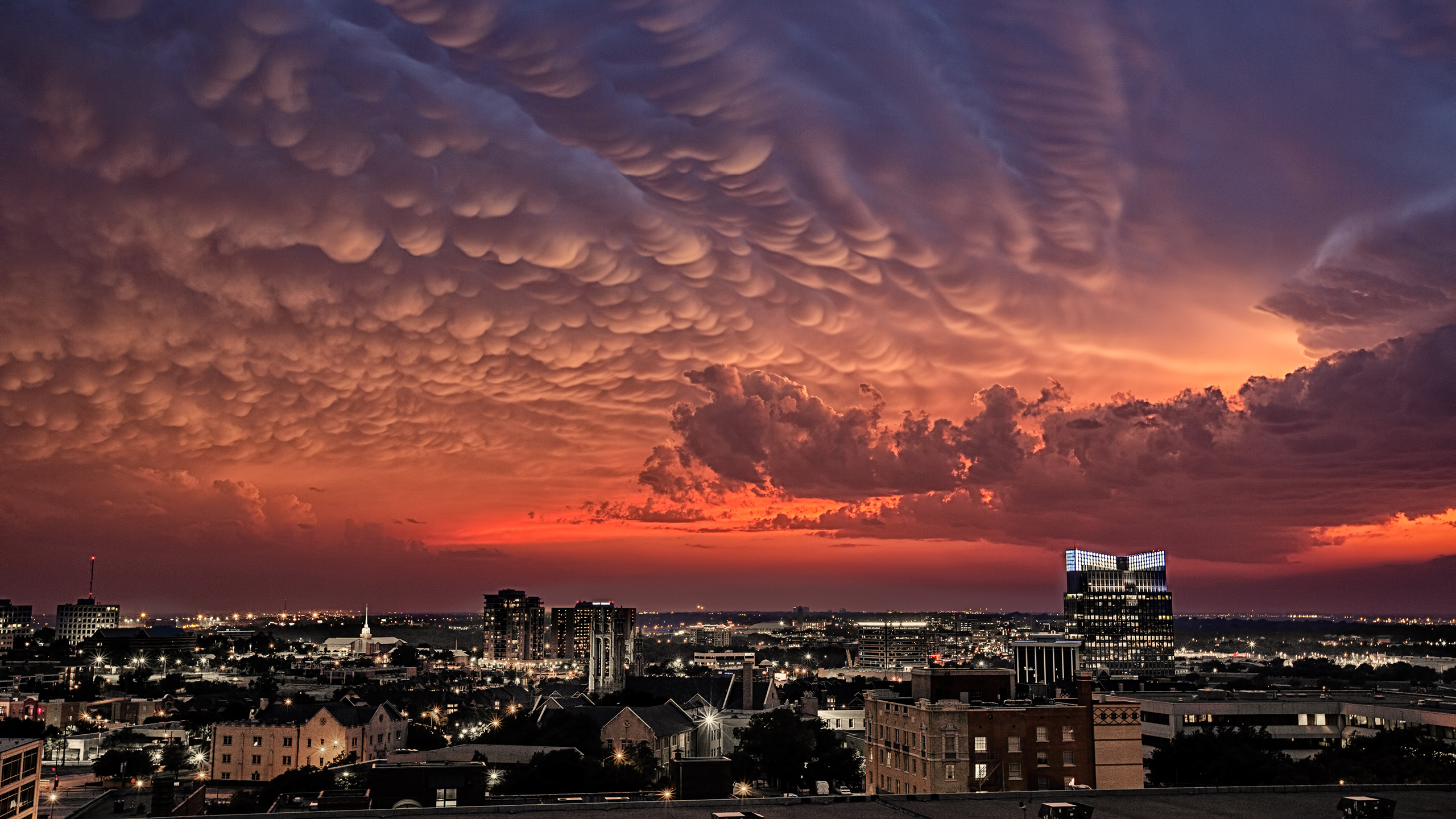 Dangerously stunning storm clouds [Wallpaper]