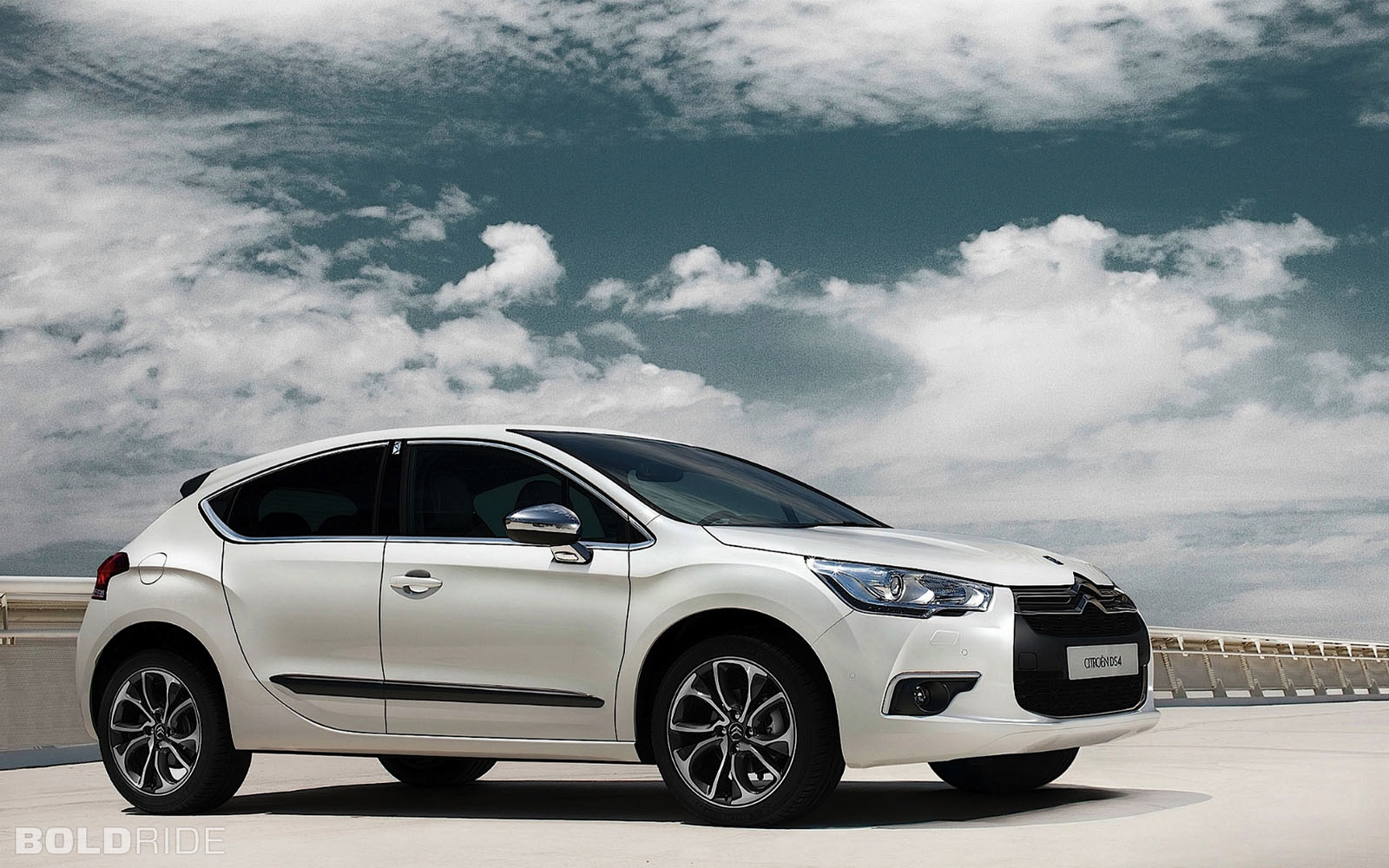 White Citroen DS4