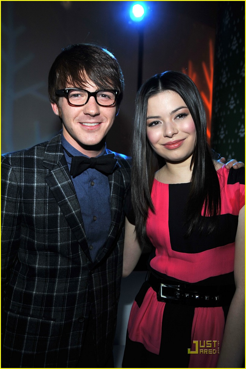 Drake Bell & Josh Peck Wish You A Merry Christmas: Photo 21951. Drake Bell, Josh Peck Picture. Just Jared Jr