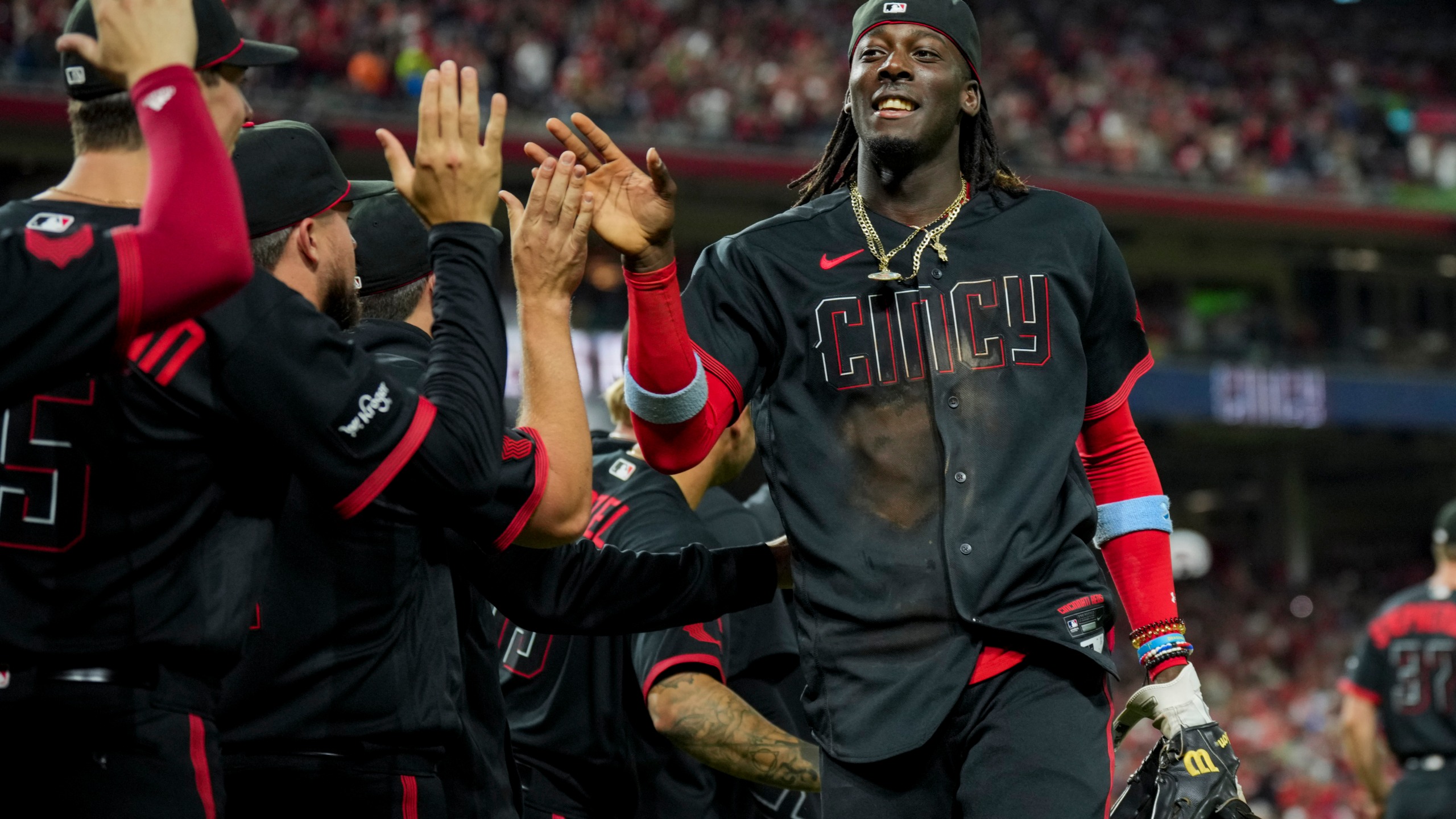 De La Cruz hits cycle, Reds notch 12th straight win