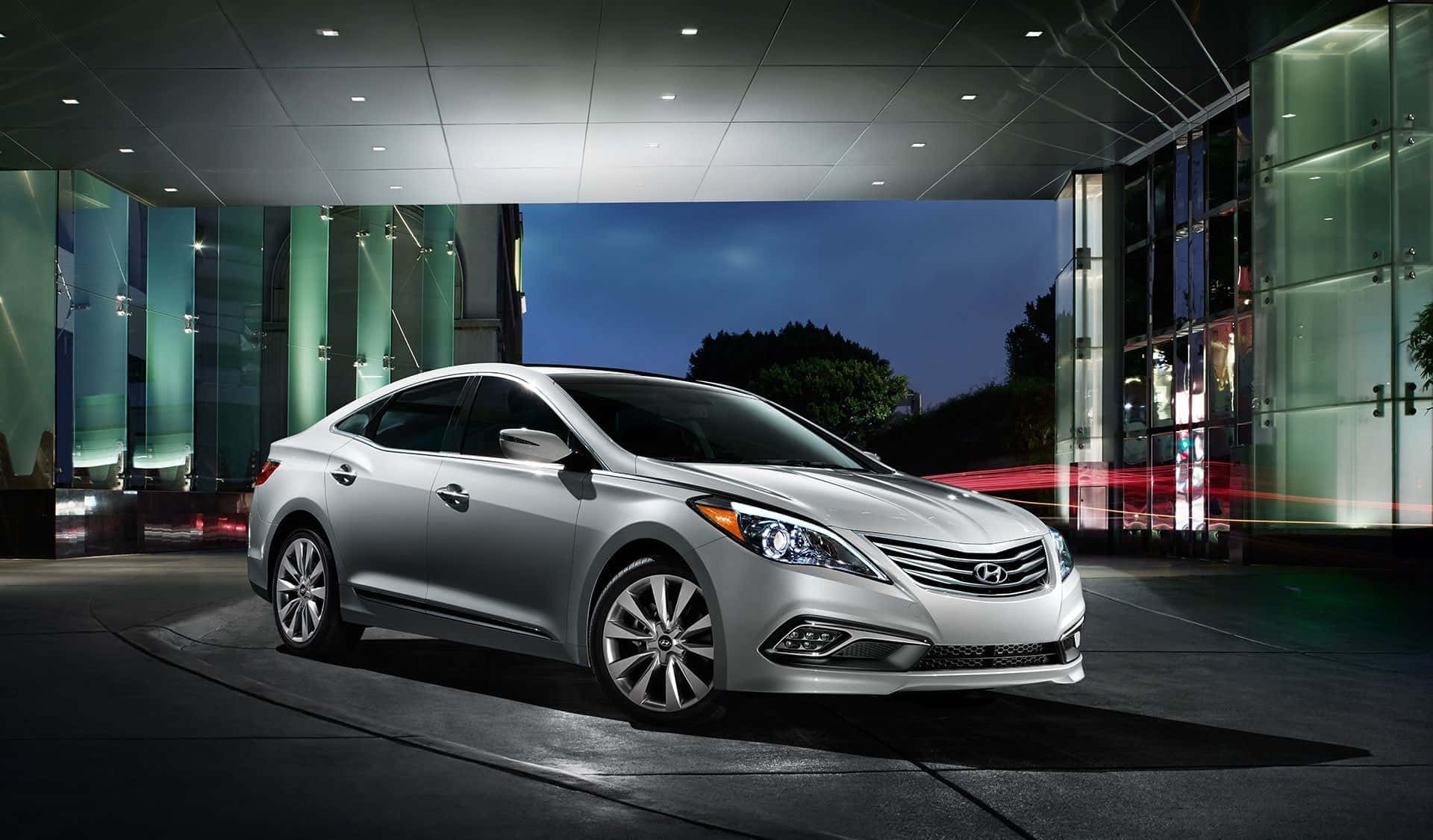 Download Sleek Hyundai Azera in motion on urban roads Wallpaper