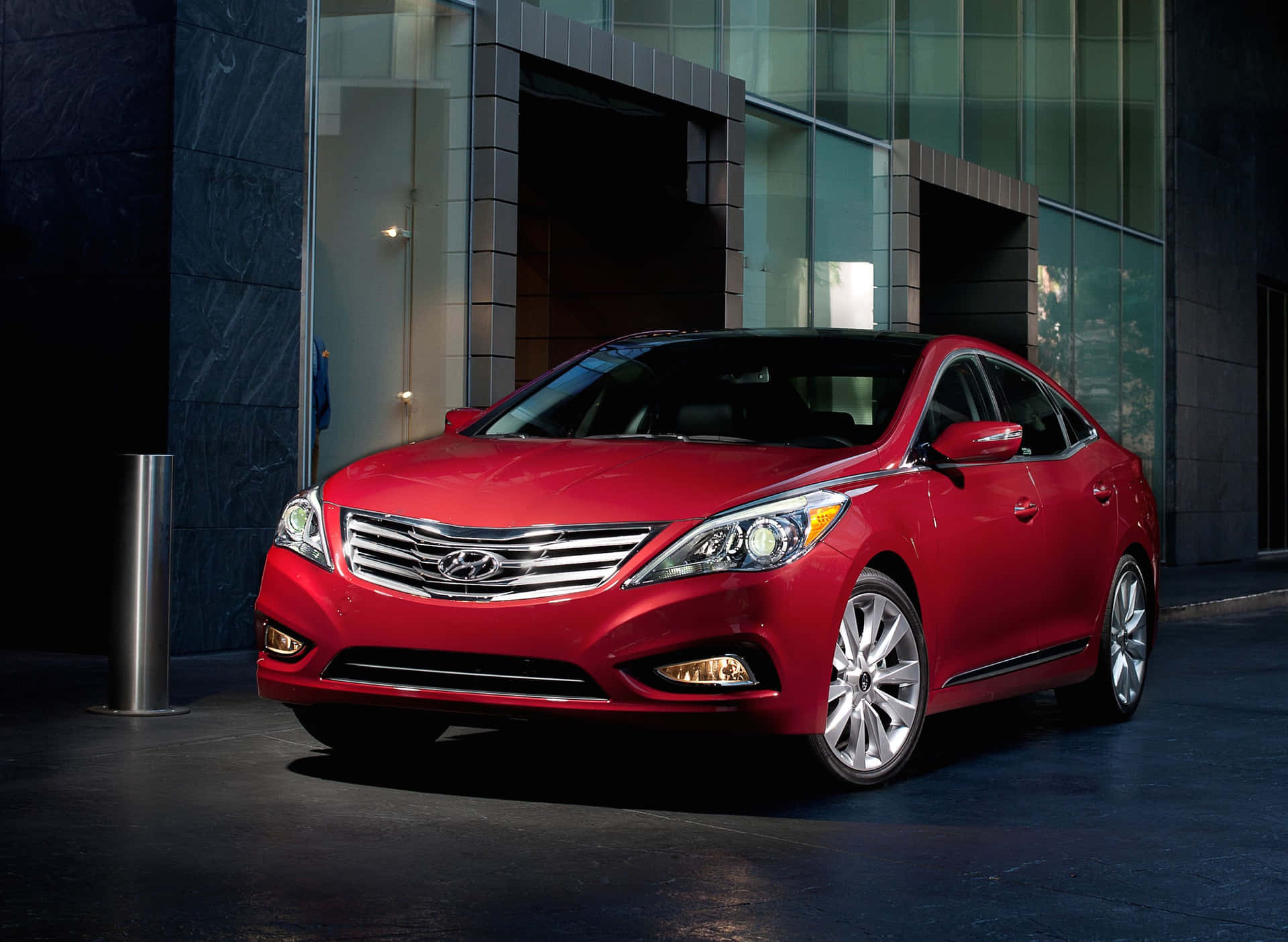 Download Elegant Hyundai Azera on the Road Wallpaper