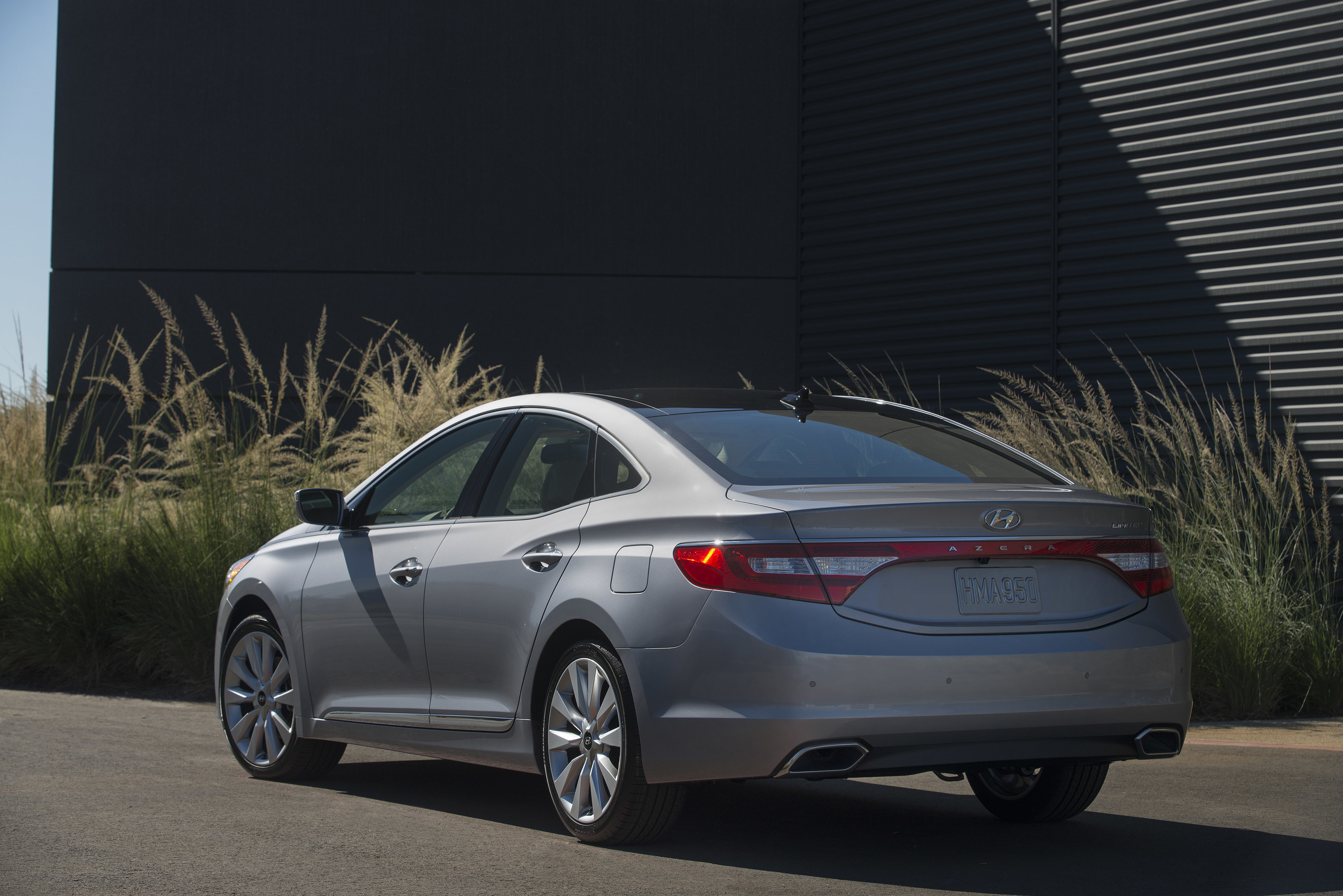 Azera Adds New Convenience Driving Technologies To Generous Premium Amenities