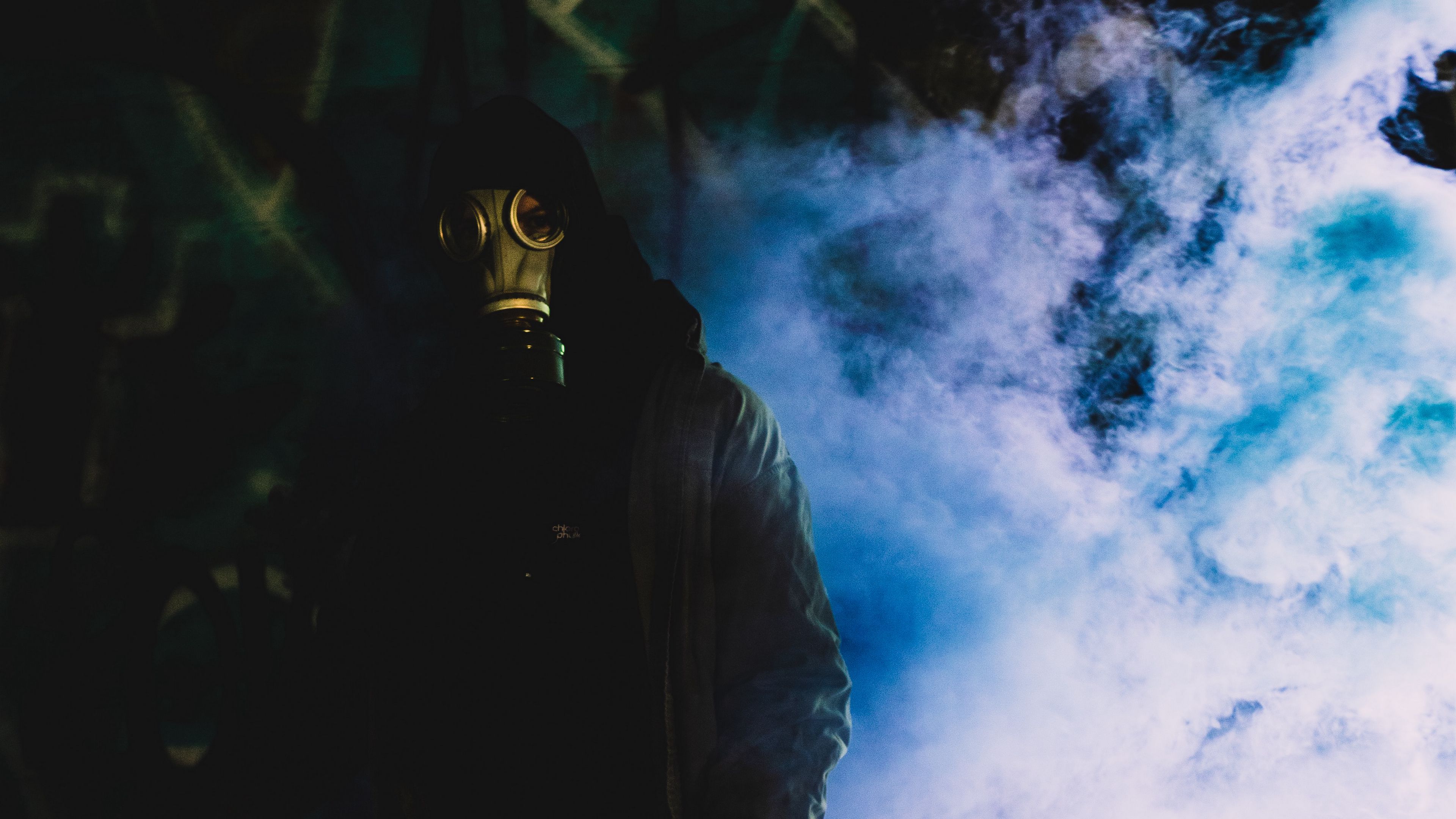 Download wallpaper 3840x2160 man, gas mask, smoke, dark 4k uhd 16:9 HD background