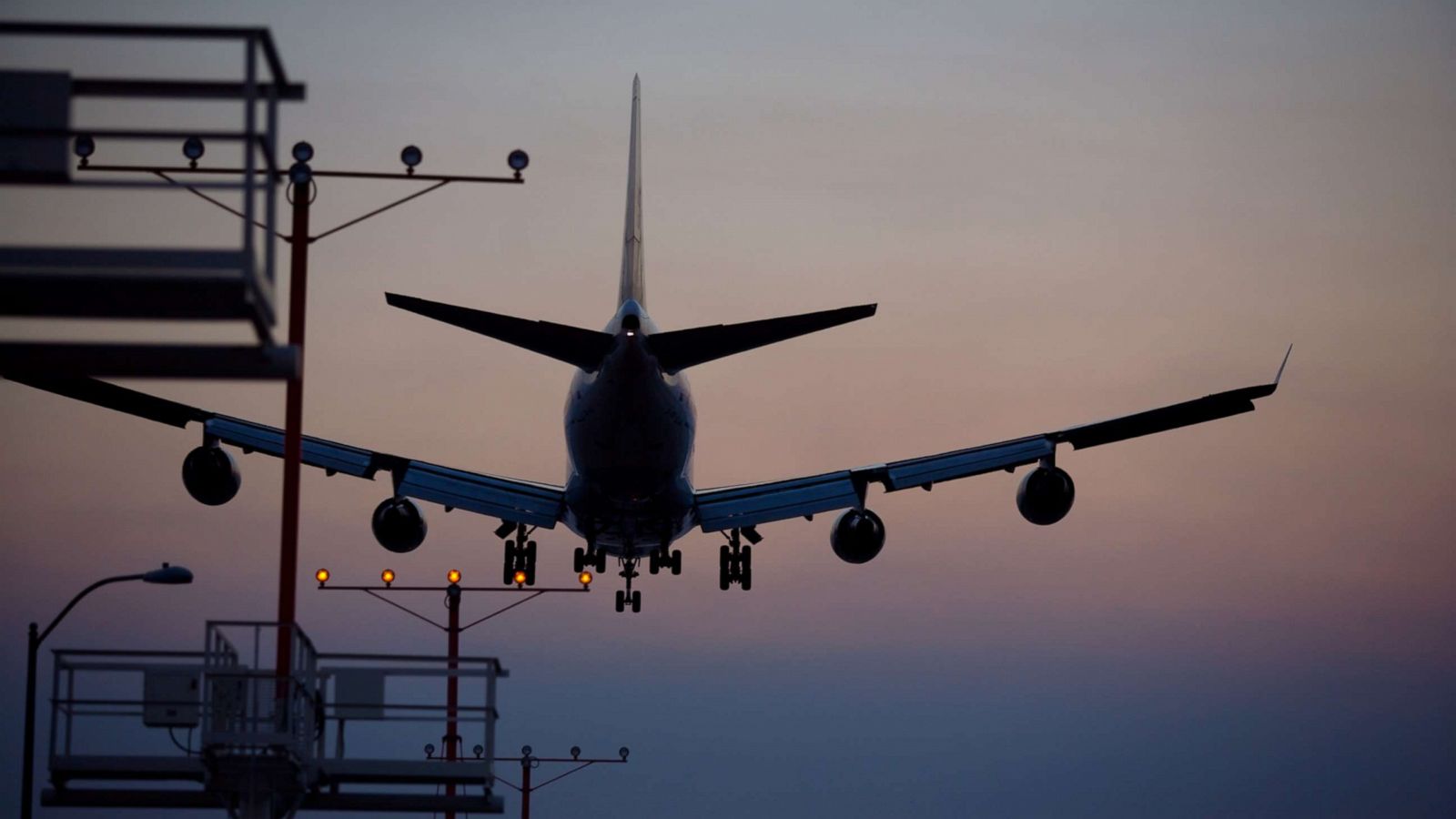 Airlines kick off summer travel season with busy Memorial Day weekend