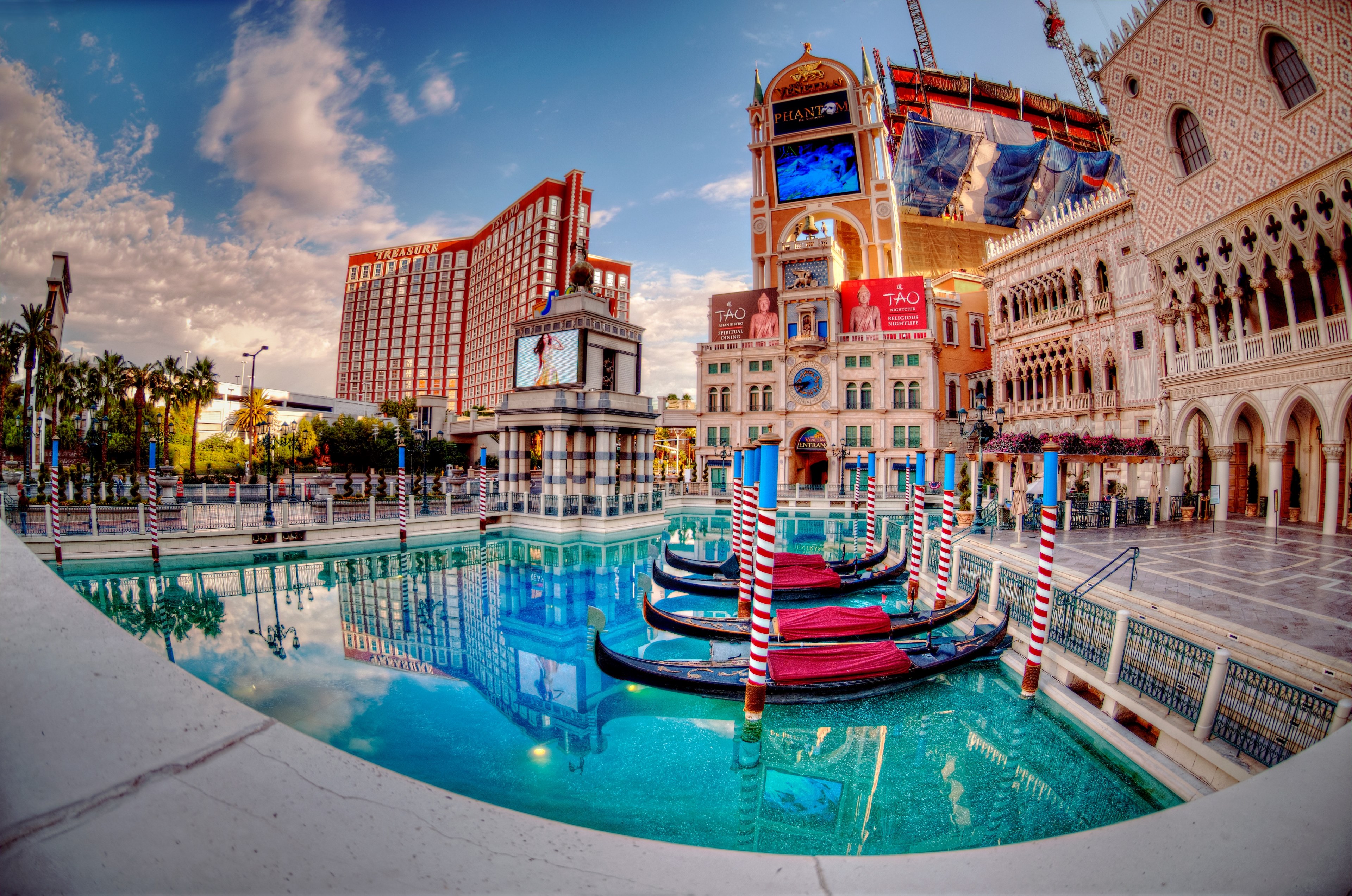 Wallpaper / several gondolas in a pool in las vegas, venetian las vegas pool 4k wallpaper free download