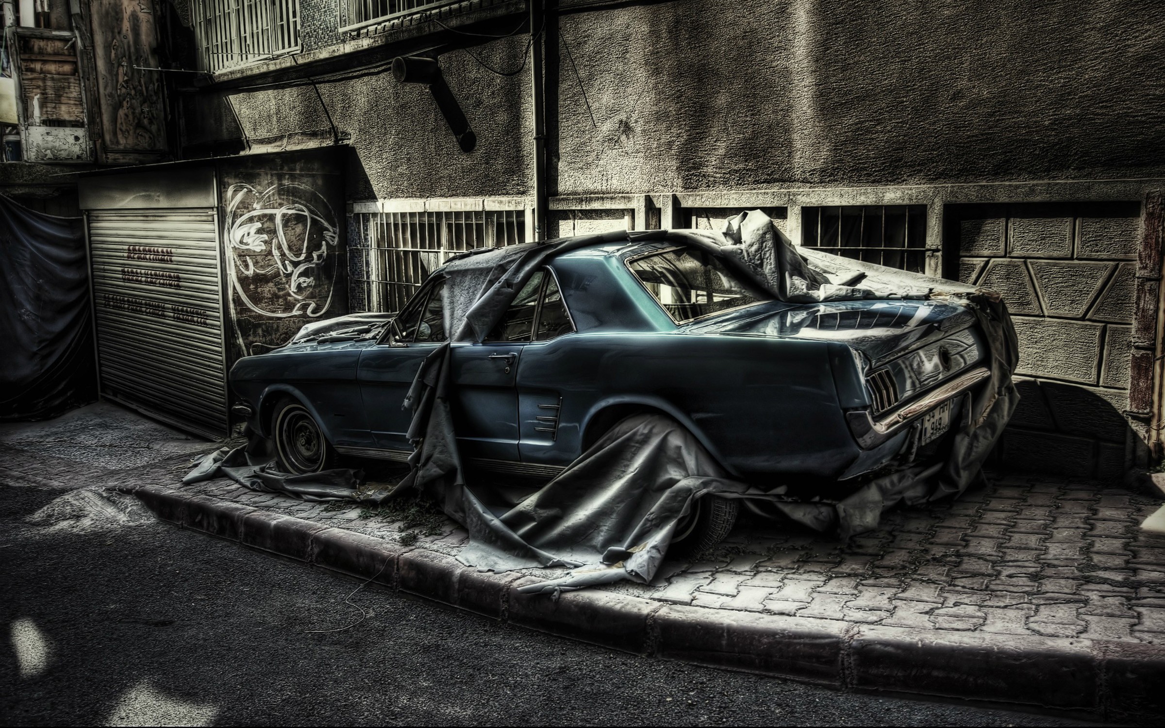 Abandoned car on a city street, photo HDR Desktop wallpaper 600x382