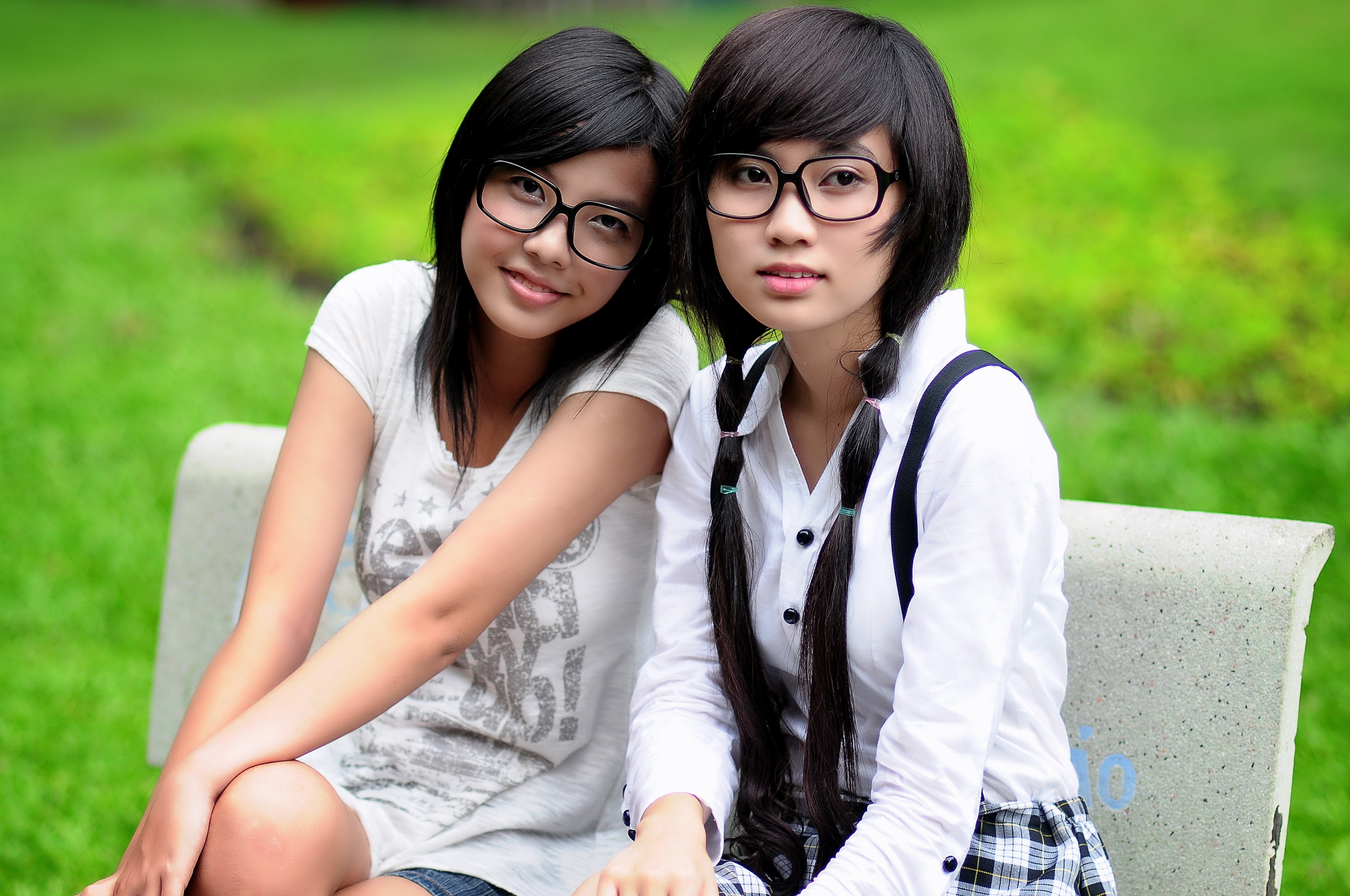 Wallpaper / girl student asian glasses friends pretty girl 4k wallpaper free download