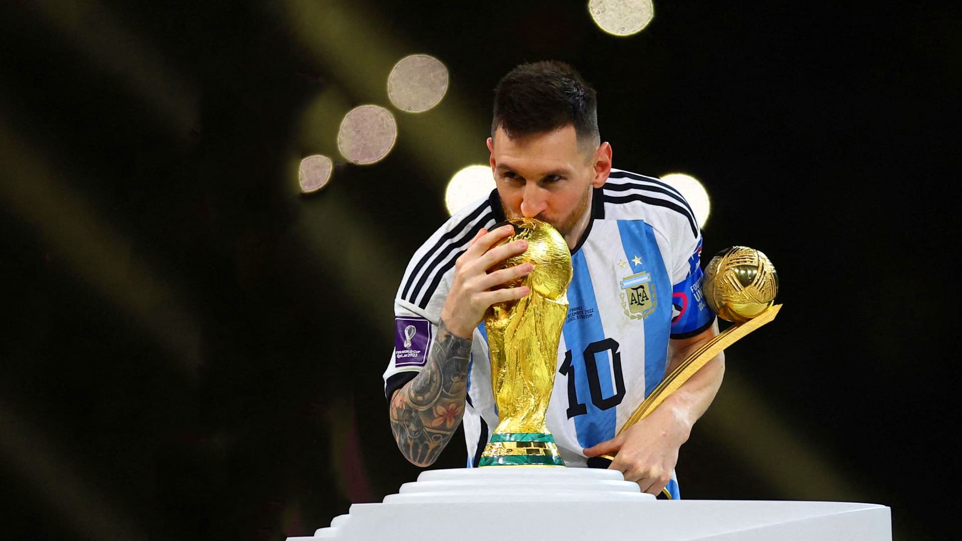 Messi Kissing World Cup Wallpapers Wallpaper Cave