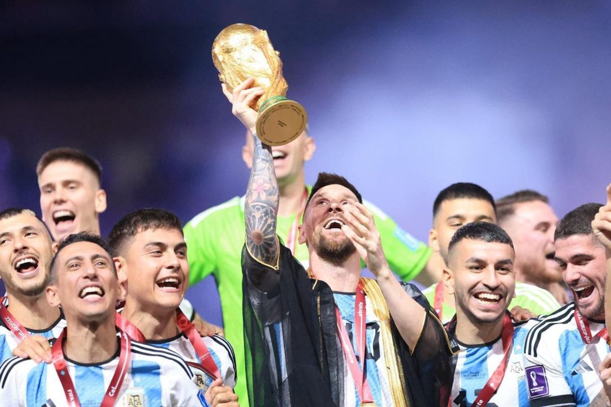 Lionel Messi 2022 World Cup Image & HD Wallpaper For Free Download: LM10 HD Photo in Argentina Jersey with WC Trophy Picture to Share Online. ⚽ LatestLY